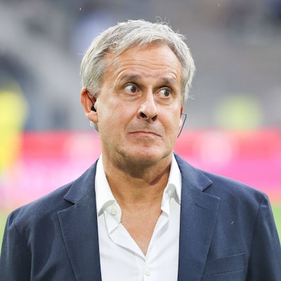 Pierre Littbarski guckt bei einem Interview erstaunt.