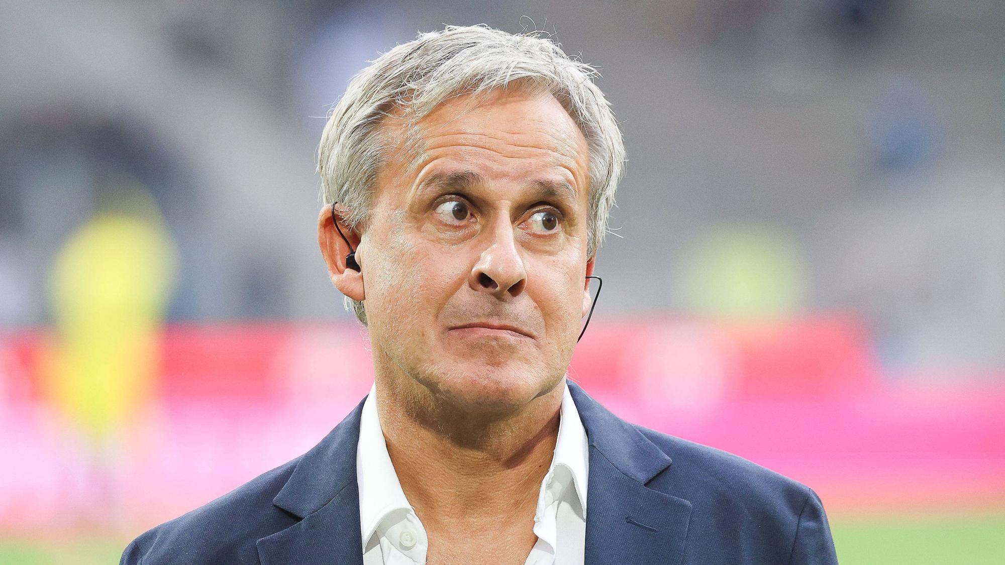 Pierre Littbarski guckt bei einem Interview erstaunt.