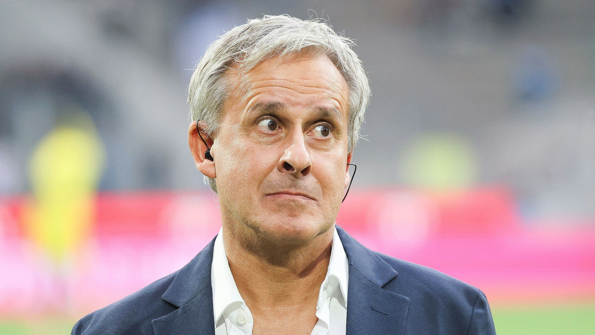 Pierre Littbarski guckt bei einem Interview erstaunt.