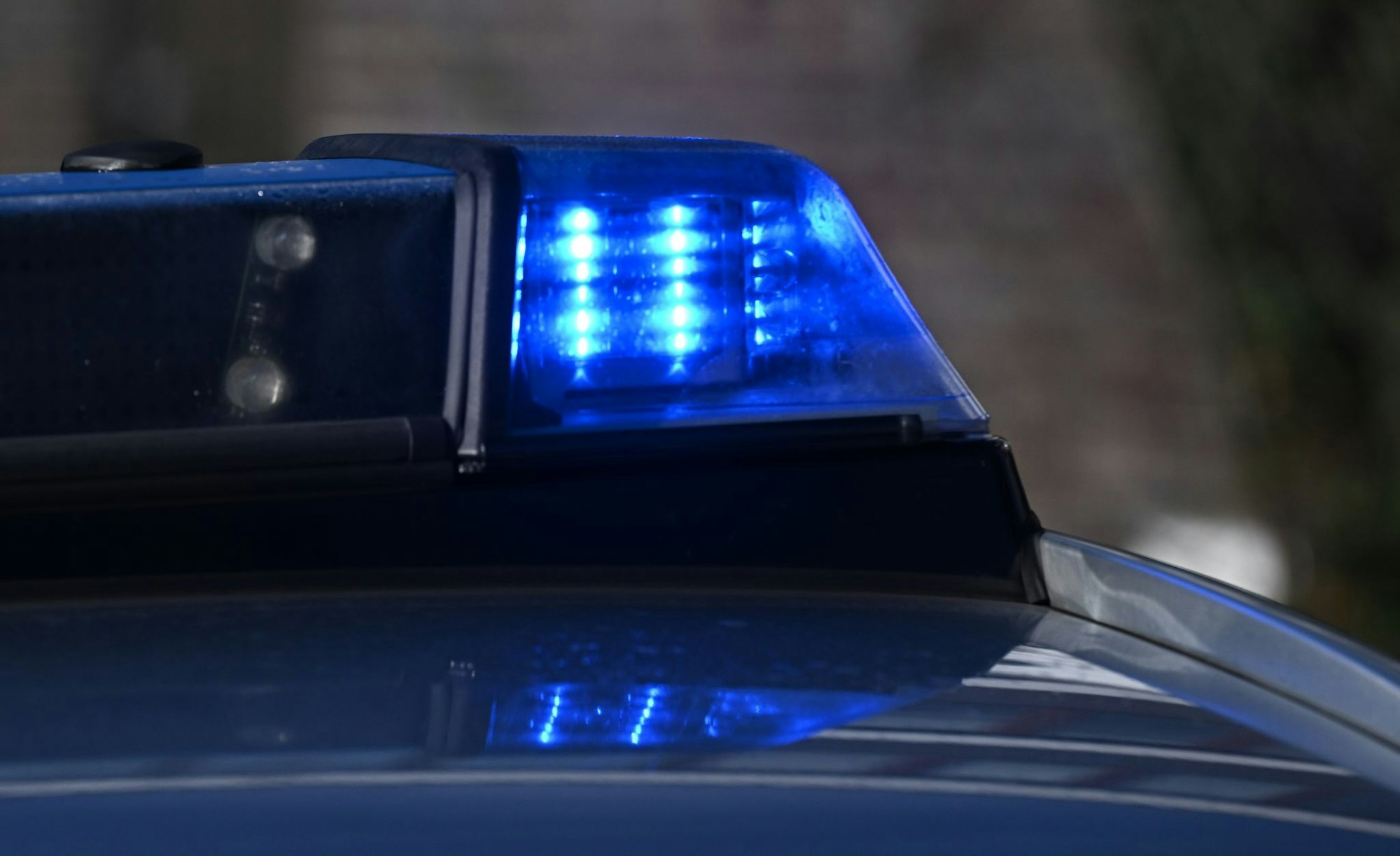 Die Polizei fahndet nach dem mutmaßlichen Schützen. (Symbolbild)