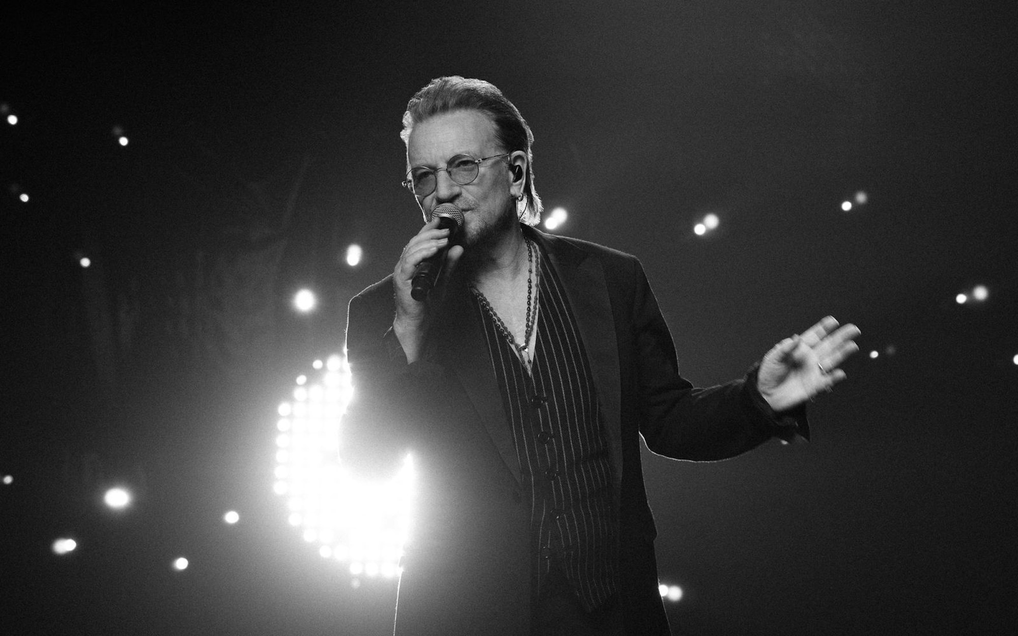 Als „bahnbrechendes Doku-Event-Movie“ wird die Filmadaption der gleichnamigen, von Kritikern gefeierten Bühnenshow von U2-Frontmann Bono angekündigt. Sehr persönlich erzählt der Ire in „Bono: Stories of Surrender“ von seinem Leben, seiner Familie und Freunden sowie von seinem Glauben - mit bisher unveröffentlichtem Filmmaterial. (Bild: Sarah Shatz/Apple TV+)