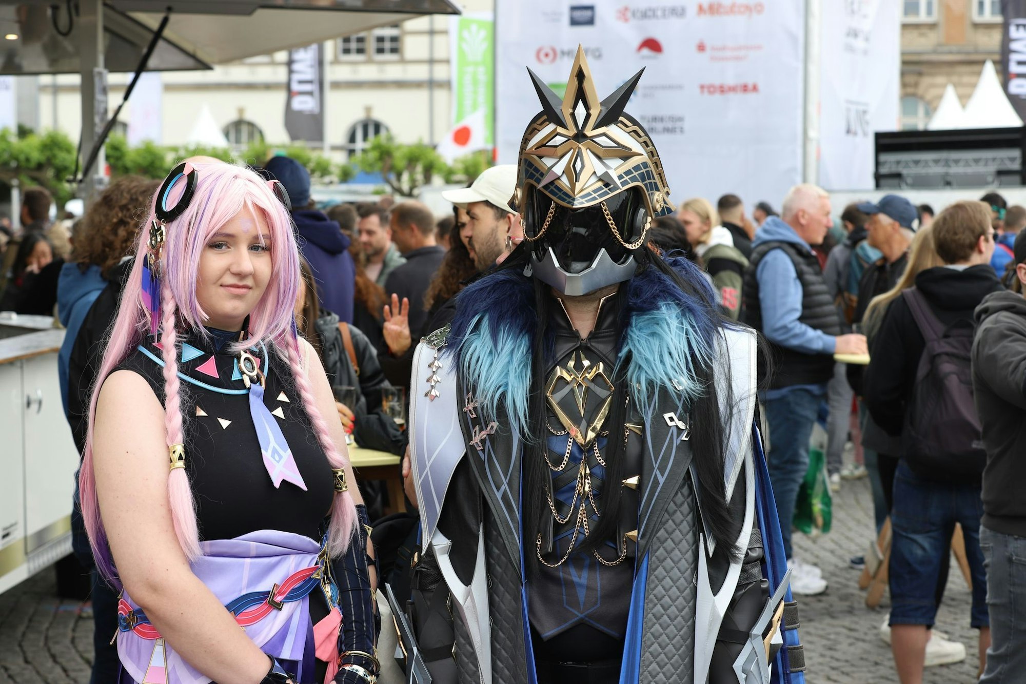 Viele der Besucher tragen bunte Kostüme aus Animes und Mangas.