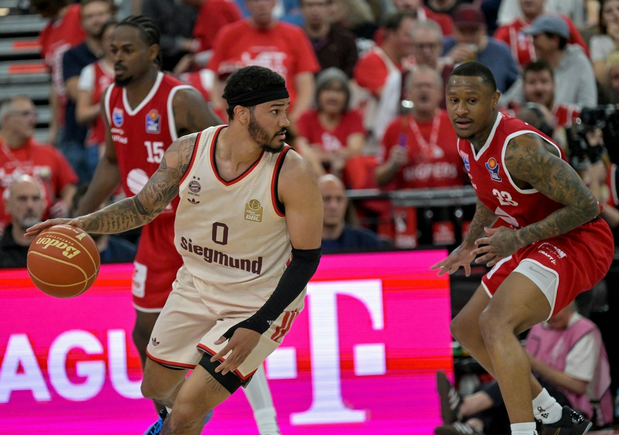 Nick Weiler-Babb (l.) und die Bayern-Basketballer stehen im Playoff-Halbfinale.