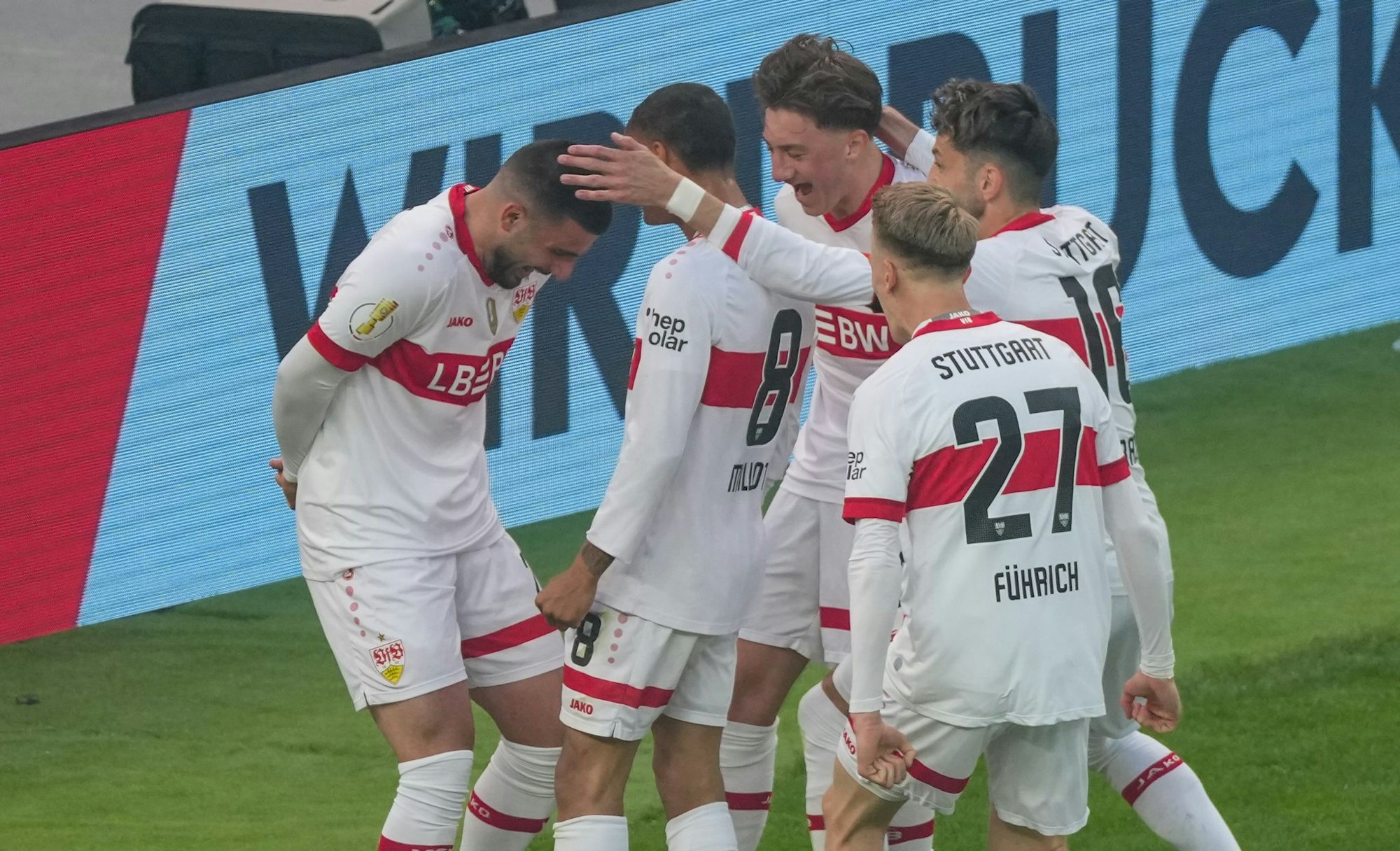 Deniz Undav freut sich mit seinen Teamkollegen über das 3:0.