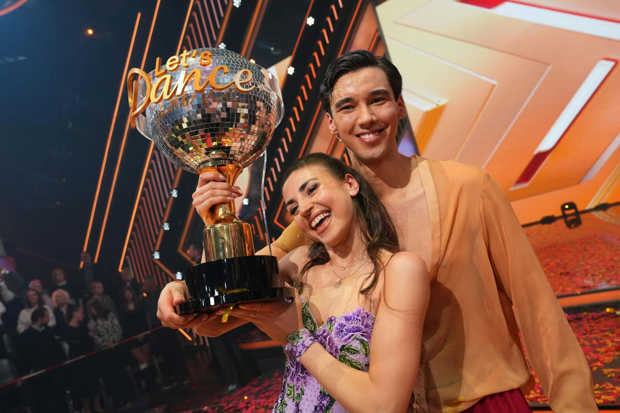 Ekaterina Leonova gewinnt den „Dancing Star“-Pokal nicht zum ersten Mal, Diego Pooth schon. (Bild: RTL / Stefan Gregorowius)