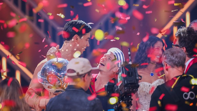 24.05.2025, Nordrhein-Westfalen, Köln: Diego Pooth, Influencer, freut sich Fabian Hambüchen über den Sieg im Finale der RTL-Tanzshow „Let's Dance“ im Coloneum. Foto: Rolf Vennenbernd/dpa +++ dpa-Bildfunk +++