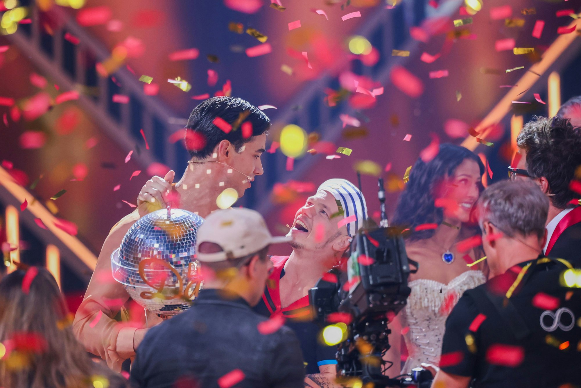 24.05.2025, Nordrhein-Westfalen, Köln: Diego Pooth, Influencer, freut sich Fabian Hambüchen über den Sieg im Finale der RTL-Tanzshow „Let's Dance“ im Coloneum. Foto: Rolf Vennenbernd/dpa +++ dpa-Bildfunk +++