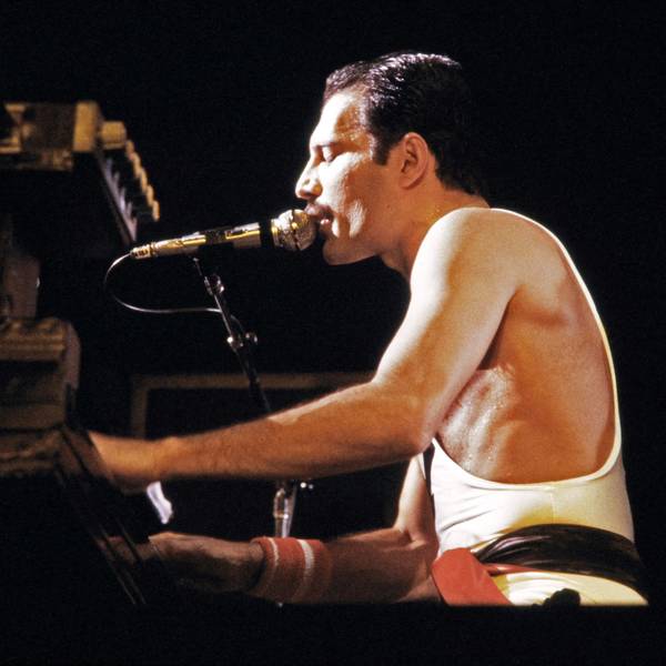 Freddie Mercury bei einem Konzert im Jahr 1984 in Paris. (Archivbild)