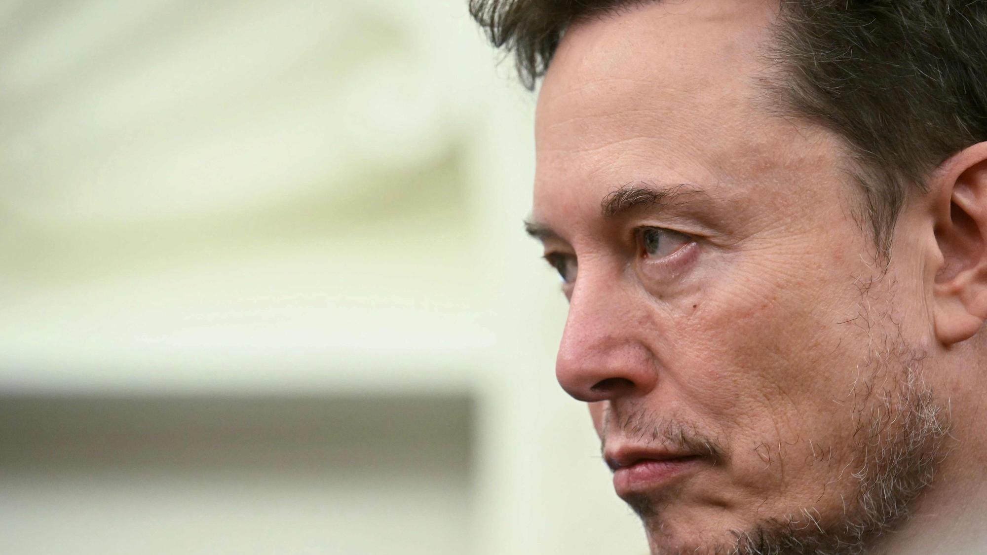 Elon Musk will nicht weiter zusehen, wie seine Firmen zunehmend Probleme bekommen.