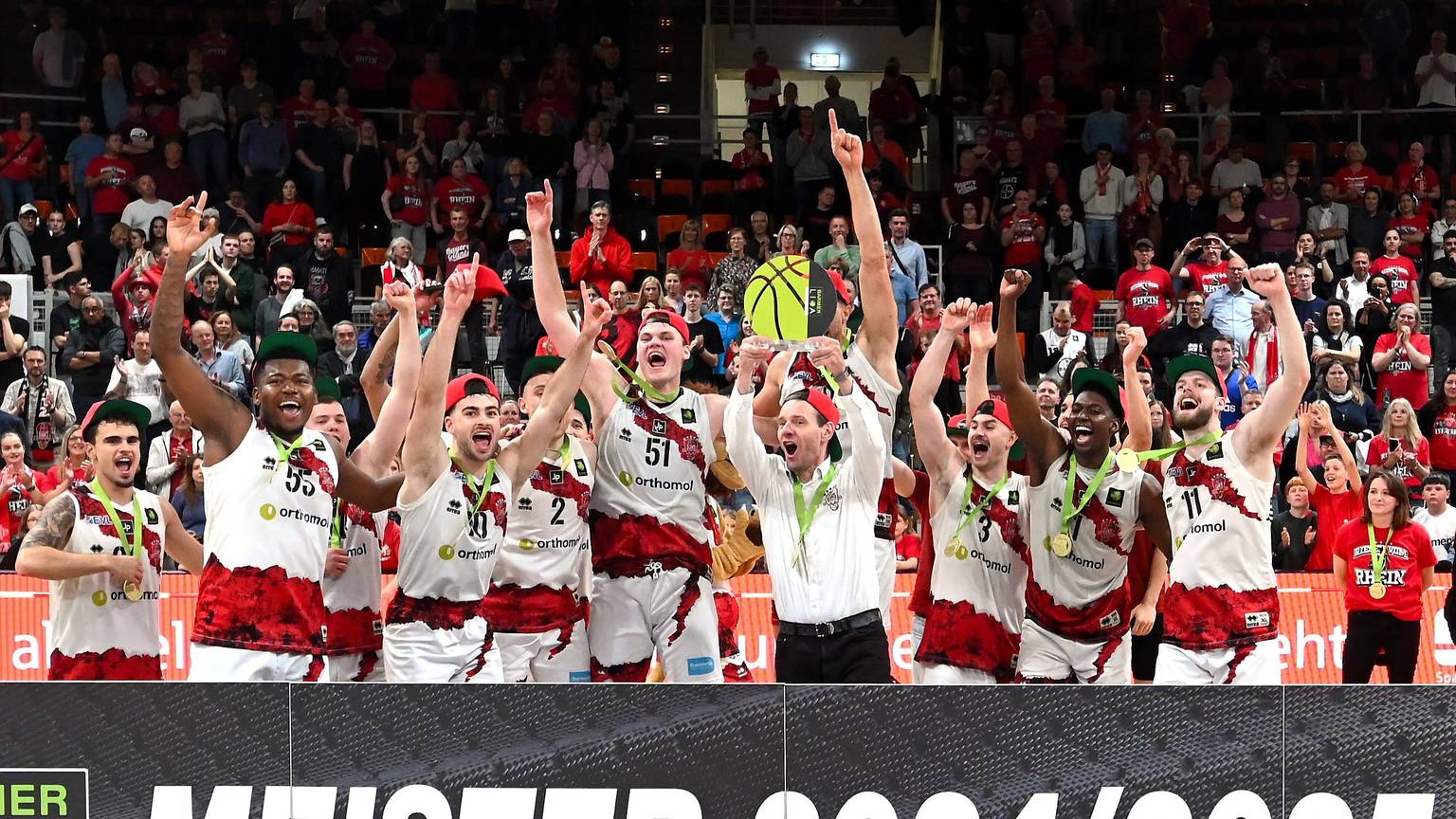 20250525-UHK-Basketball Bayer Giants-Wolmirstedt
Meister Bayer Giants
mitte: Michael Koch
Foto: Uli Herhaus