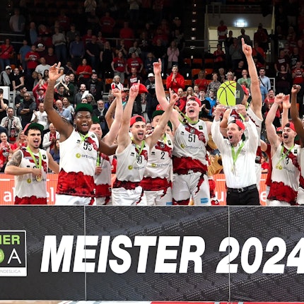 20250525-UHK-Basketball Bayer Giants-Wolmirstedt
Meister Bayer Giants
mitte: Michael Koch
Foto: Uli Herhaus