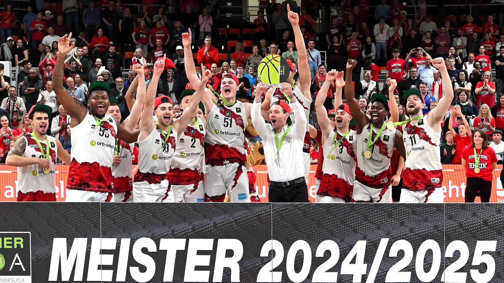 20250525-UHK-Basketball Bayer Giants-Wolmirstedt
Meister Bayer Giants
mitte: Michael Koch
Foto: Uli Herhaus