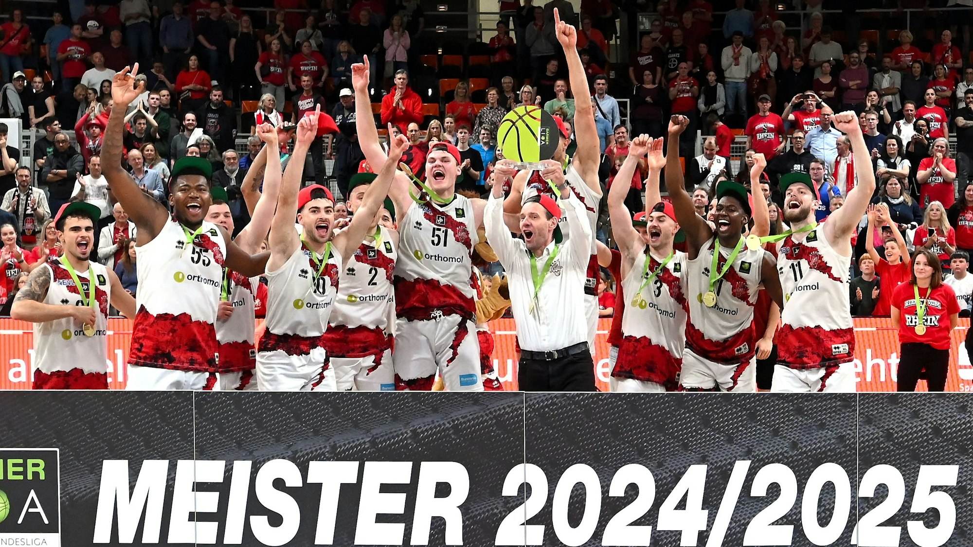 20250525-UHK-Basketball Bayer Giants-Wolmirstedt
Meister Bayer Giants
mitte: Michael Koch
Foto: Uli Herhaus