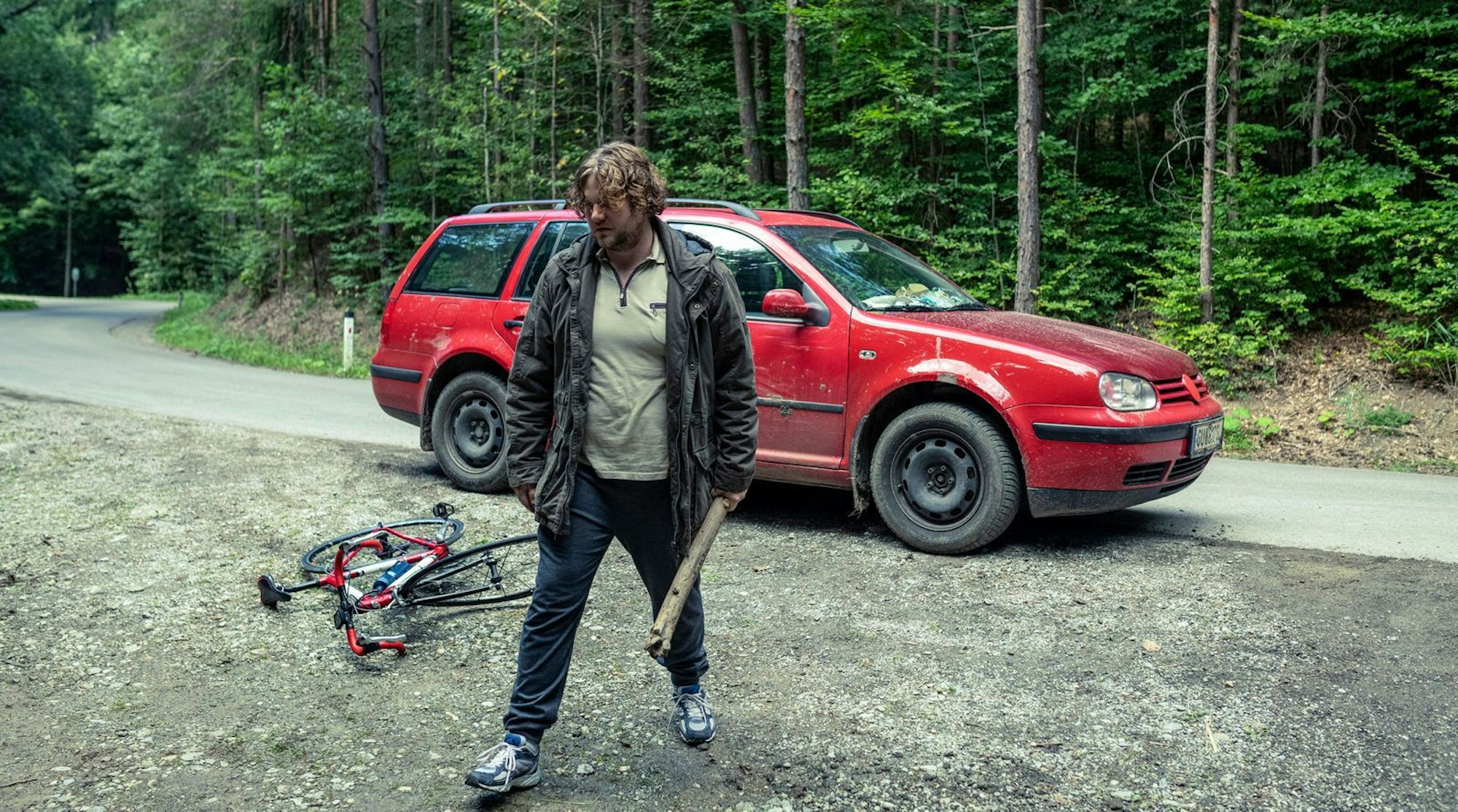 Florian (Dominic Marcus Singer) hat Nathalie mit seinem Auto angefahren und wird sie mit größter Brutalität in sein Haus verschleppen und dort misshandeln. Was ist sein Motiv? Das ist nicht das Thema des Films. Im Fokus steht Nathalies Sicht der Geschehnisse. (Bild: ARD Degeto/ORF/Zeitsprung Pictures/Graf Film/Toni Muhr)