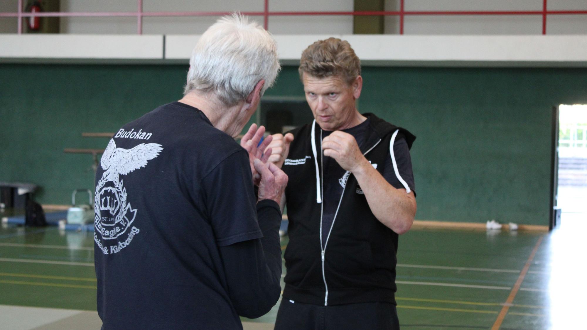 Die Teilnehmerinnen und Teilnehmer des Seniorentrainings sind zwischen 55 und über 80 Jahren alt.