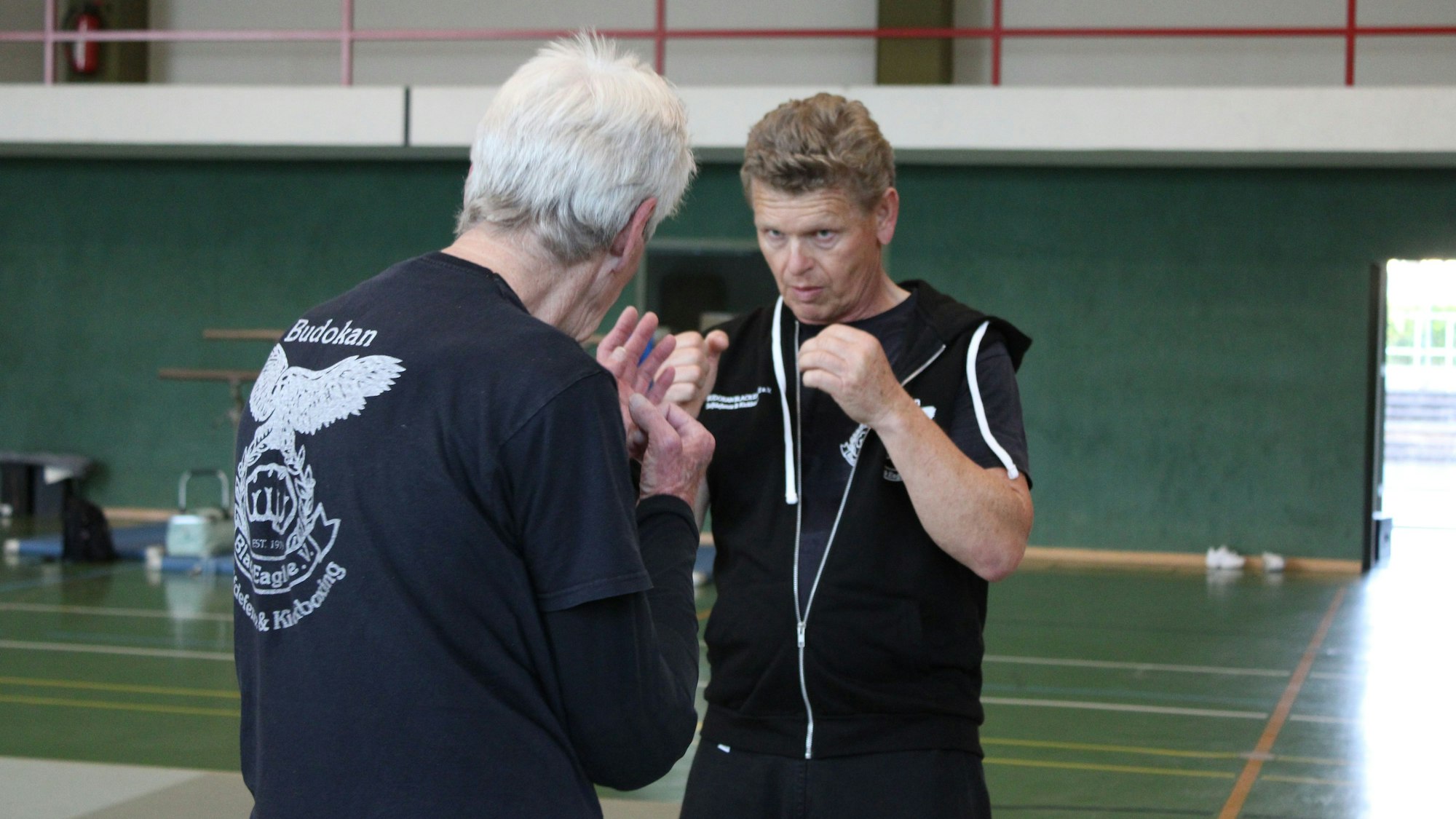 Die Teilnehmerinnen und Teilnehmer des Seniorentrainings sind zwischen 55 und über 80 Jahren alt.