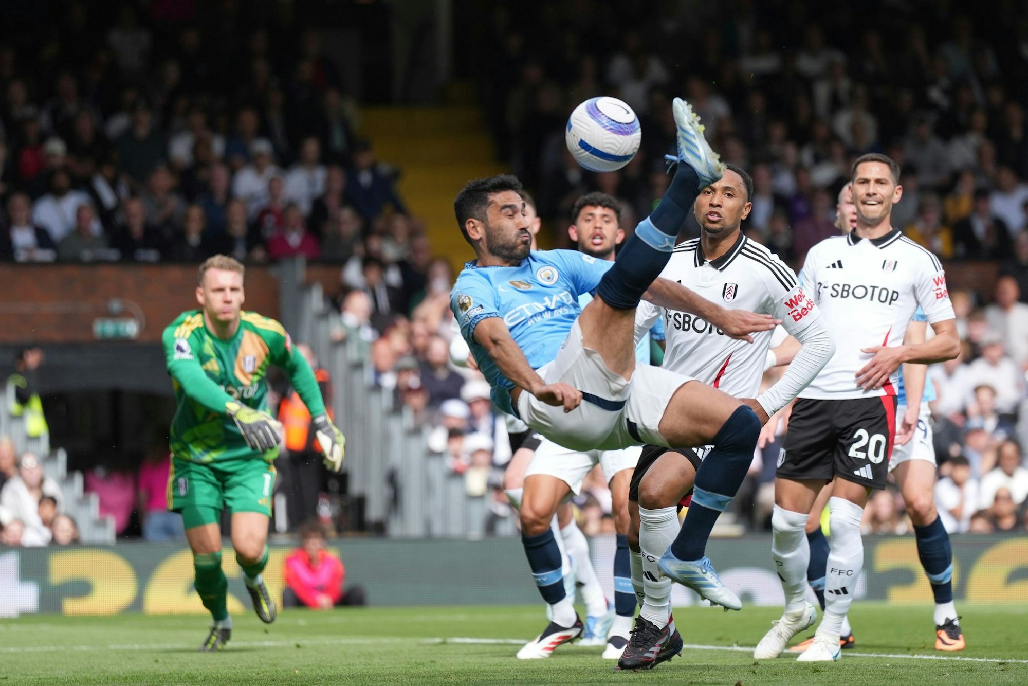 Spektakulär: Ilkay Gündogan trifft per Fallrückzieher für Manchester City.