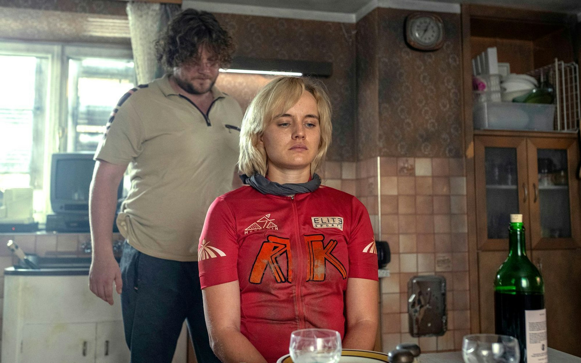 Verzweifelte Stunden in den Fängen des Entführers (Dominic Marcus Singer): Nathalie (Luise von Finckh) versucht, ruhig zu bleiben. (Bild: ARD Degeto/ORF/Zeitsprung Pictures/Graf Film/Toni Muhr)