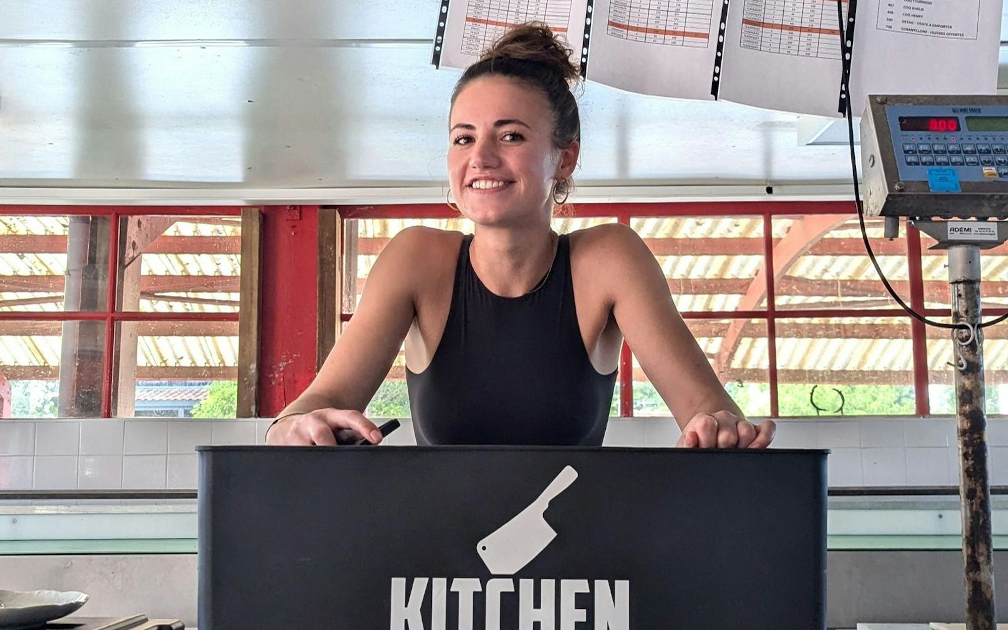 Clara Hunger stellt sich für ihren Chef Max Strohe der „Kitchen“-Challenge. (Bild: RTL / Endemol Shine / Hasko Baumann)