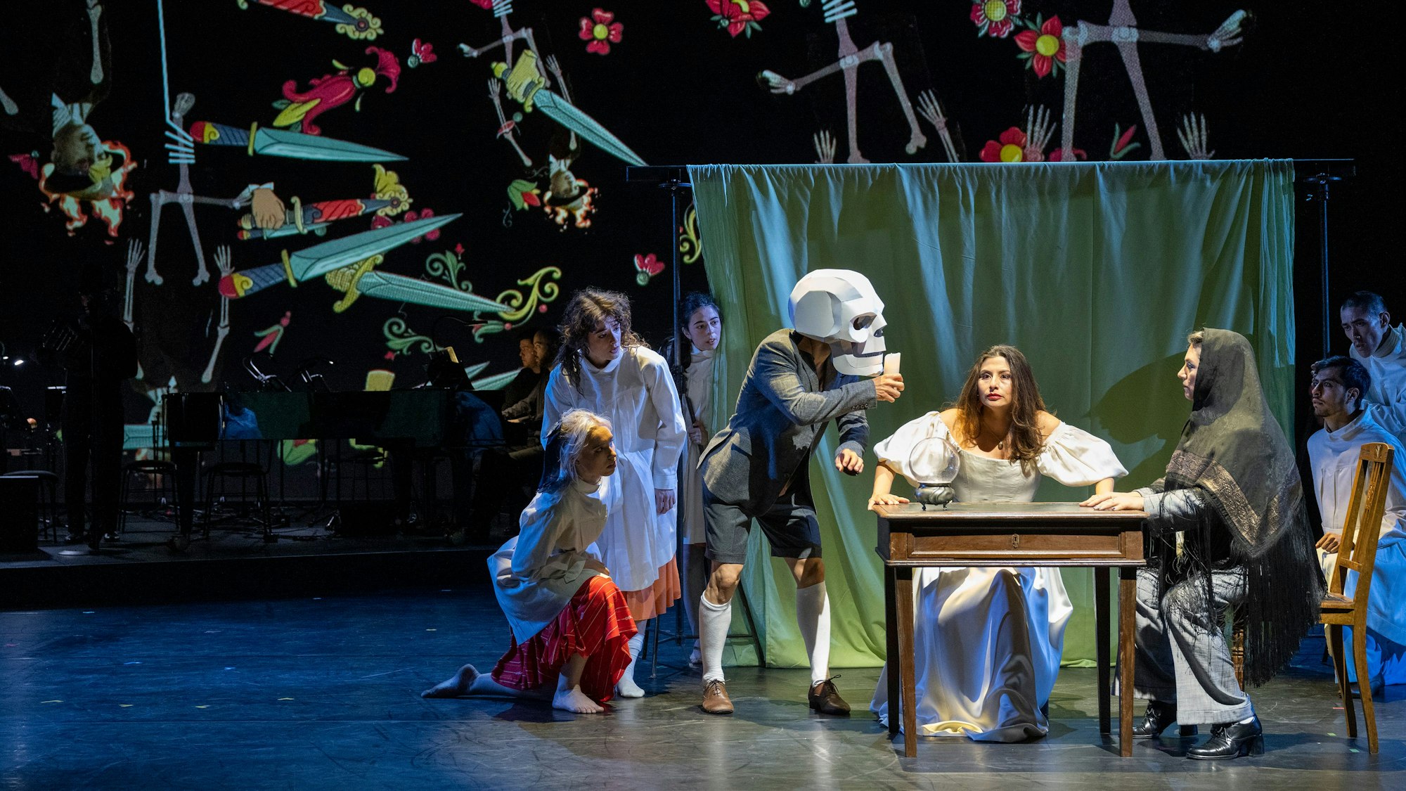 Adriana Bastidas-Gamboa als „María de Buenos Aires“ mit dem Tanzensemble