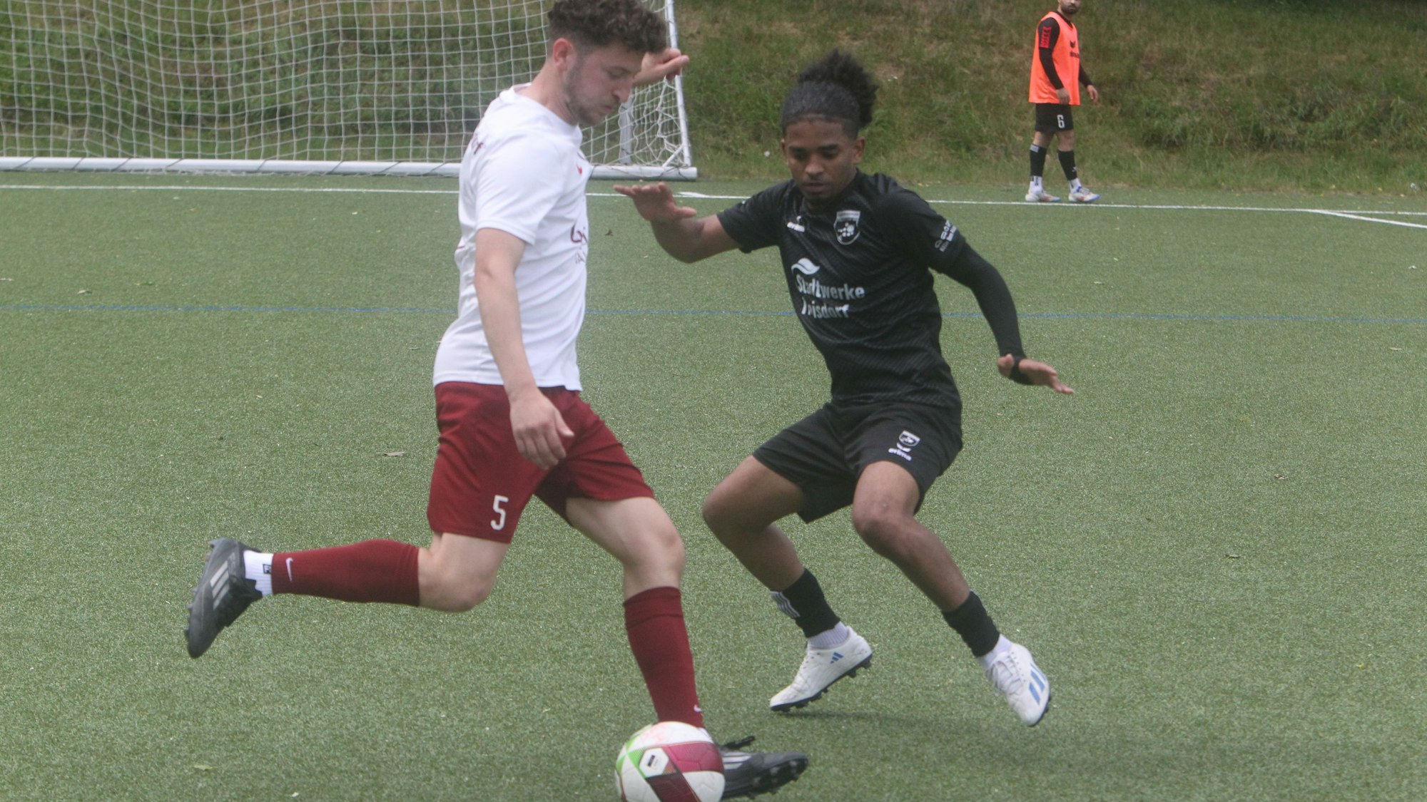 Im Troisdorfer Derby trafen Burak Kir (links), Kapitän des TFC Inter auf Alexsandro Dos Anjos Campos von den SF Troisdorff 05.