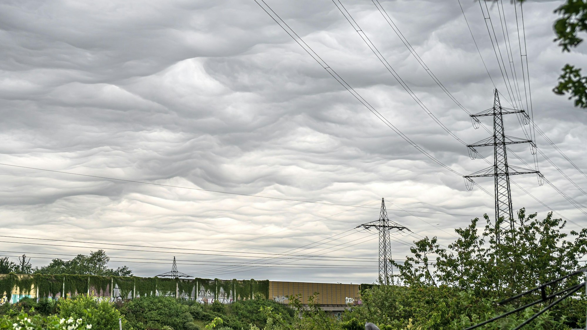 Wellenartige Wolkenformation am Himmel.