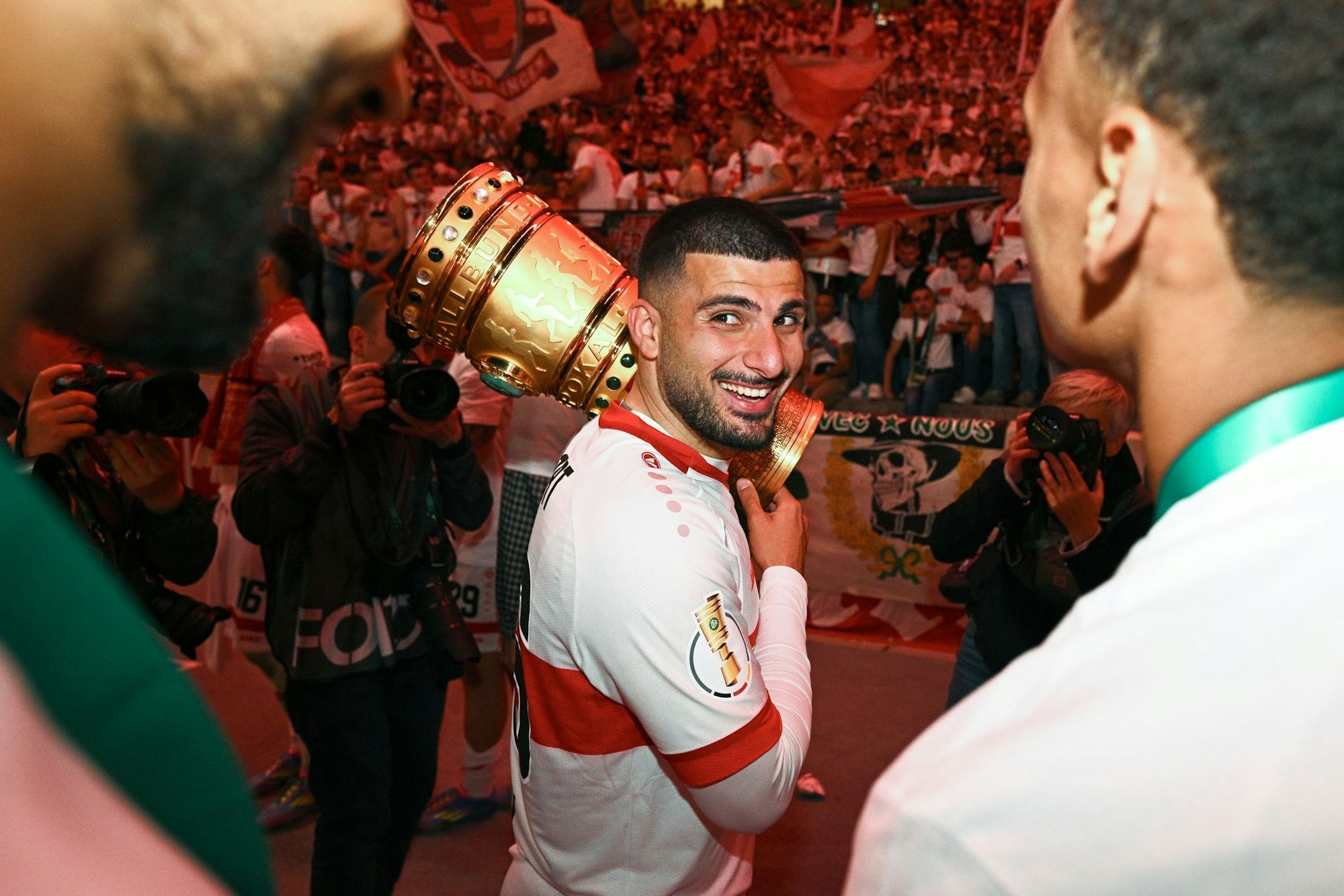 Deniz Undav wollte den Pokal nur ungern hergeben.