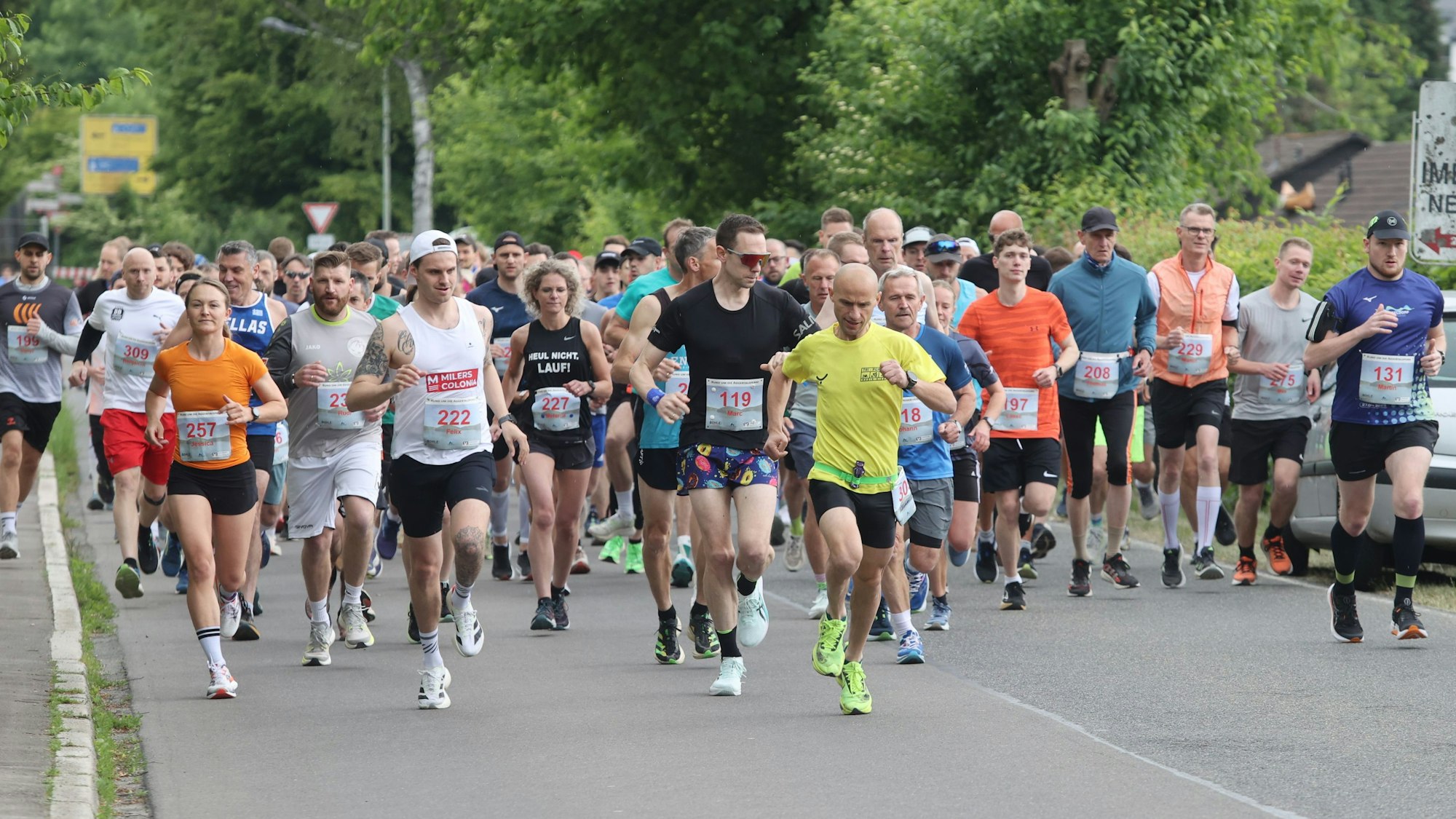 Blick auf eine Gruppe von Menschen, die läuft.
