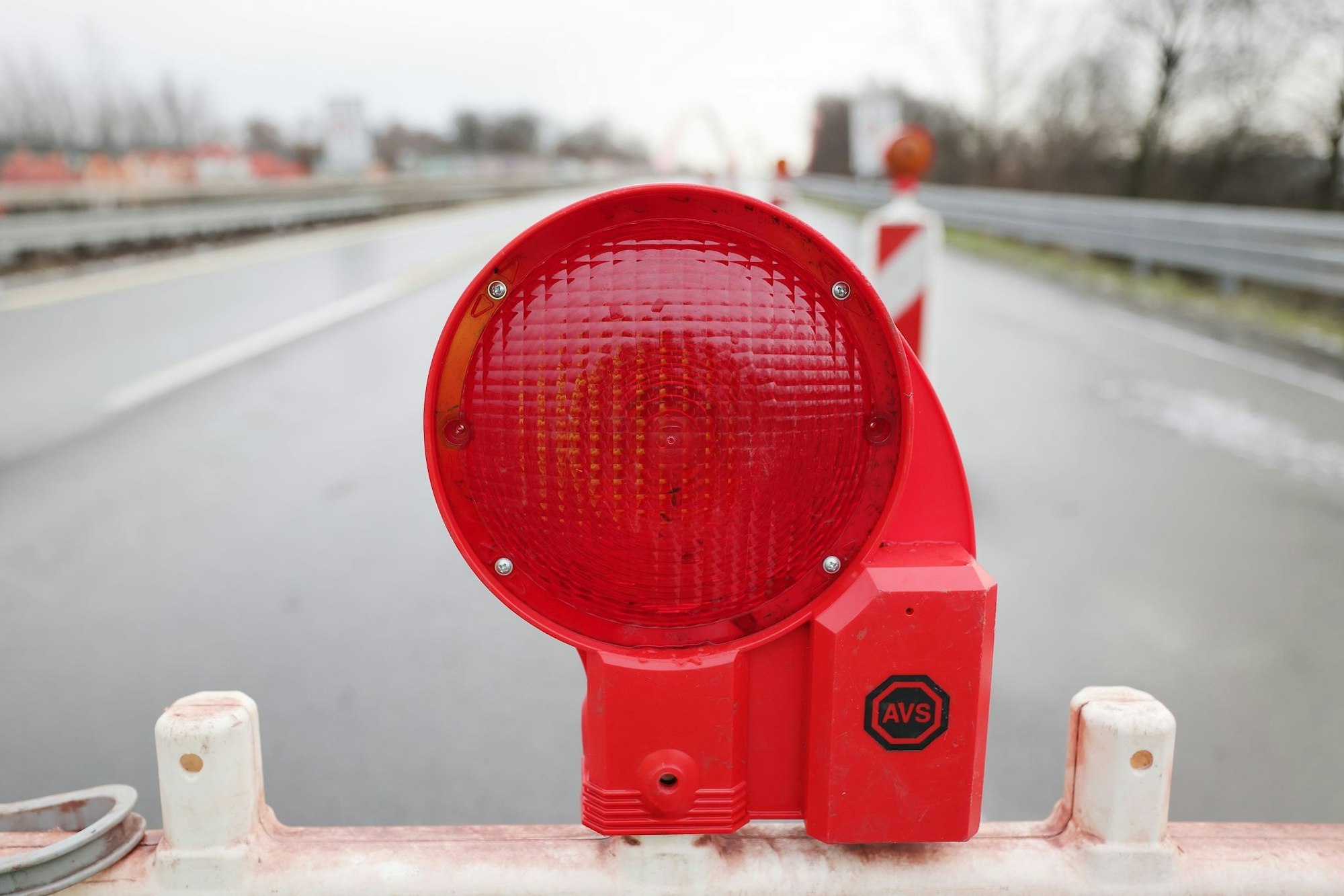 Es wird eine spektakuläre Brückenbaustelle an der A42 werden - am Dienstag werden die Brückenteile abgeladen. (Symbolbild)