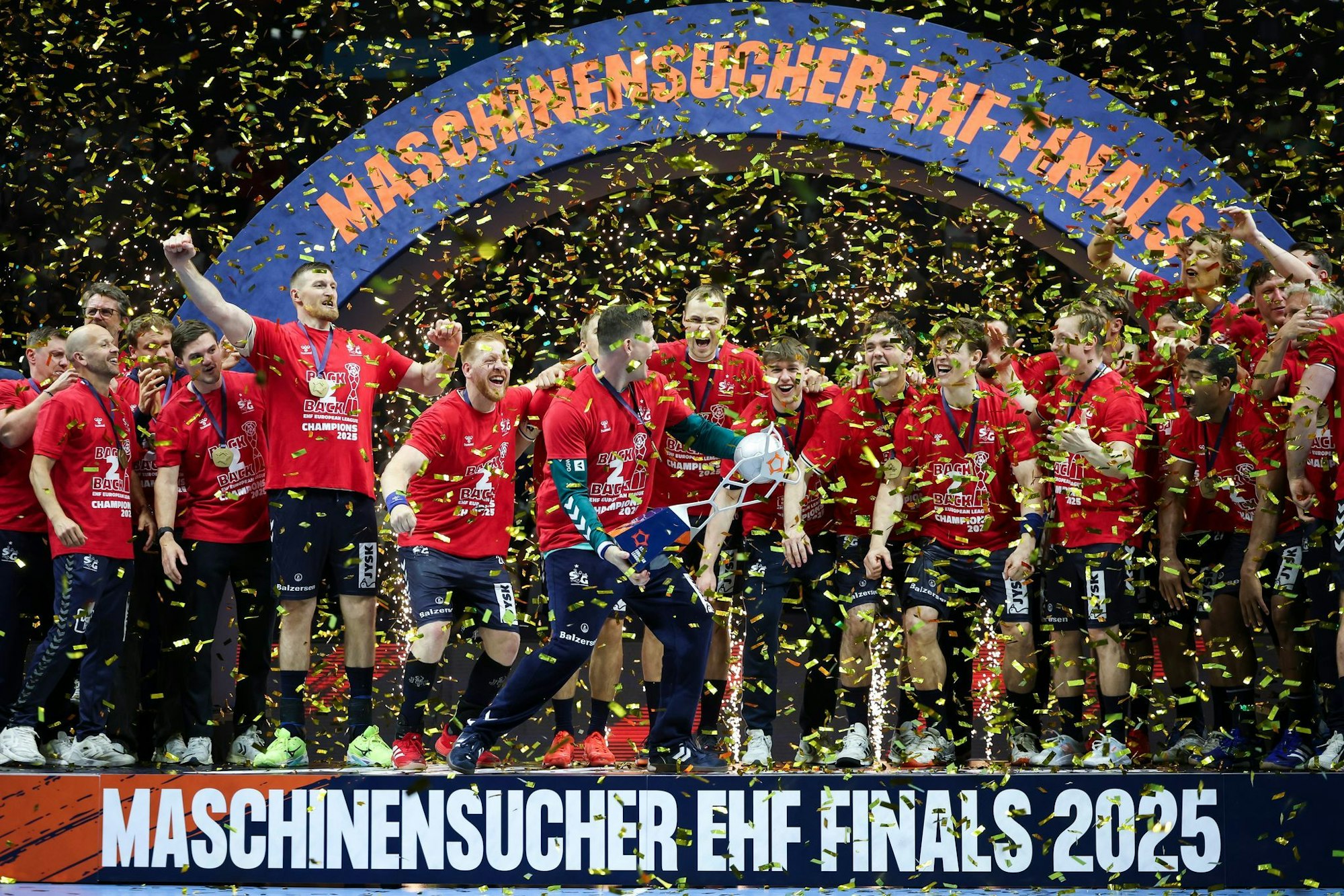 Flensburgs Spieler feiern die Titelverteidigung.