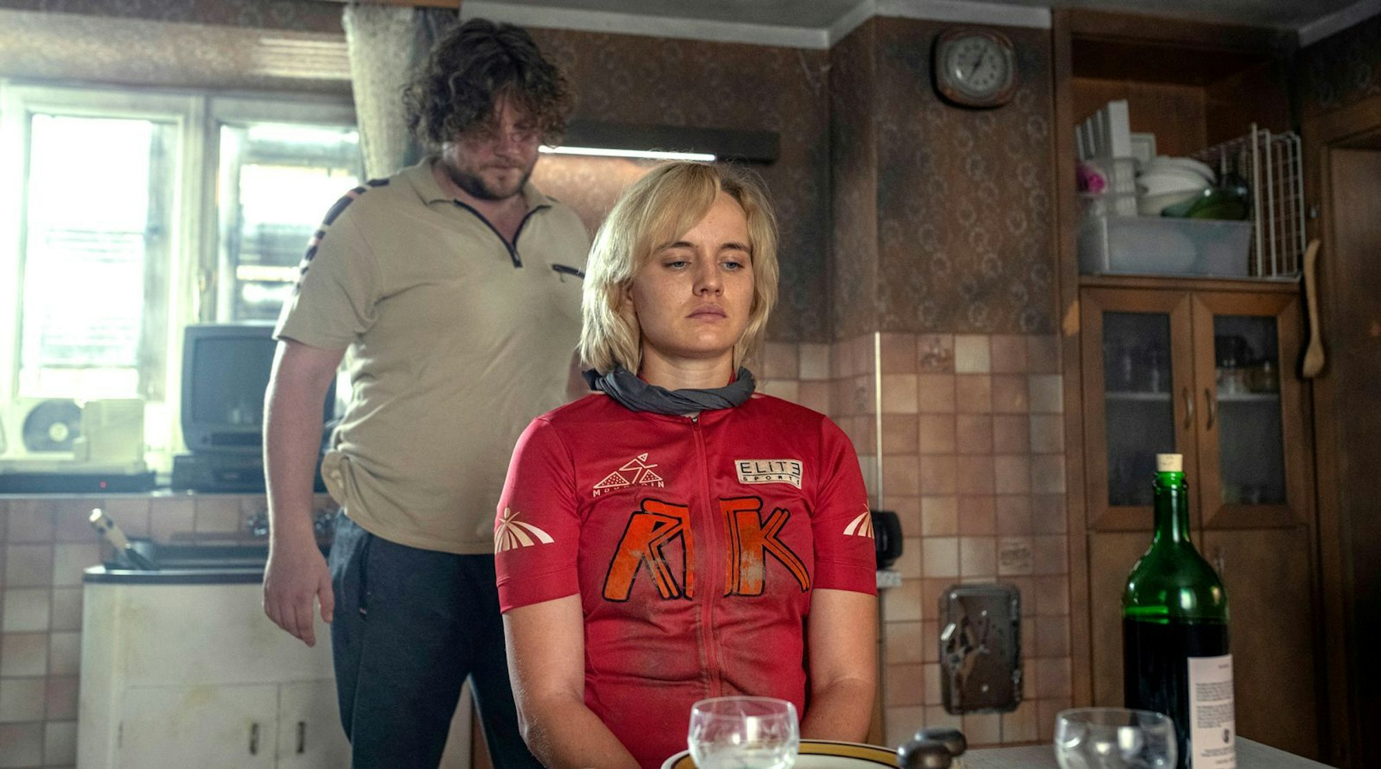 Verzweifelte Stunden in den Fängen des Entführers (Dominic Marcus Singer): Nathalie (Luise von Finckh) versucht, ruhig zu bleiben und Florian gut zuzureden. (Bild: ARD Degeto/ORF/Zeitsprung Pictures/Graf Film/Toni Muhr)