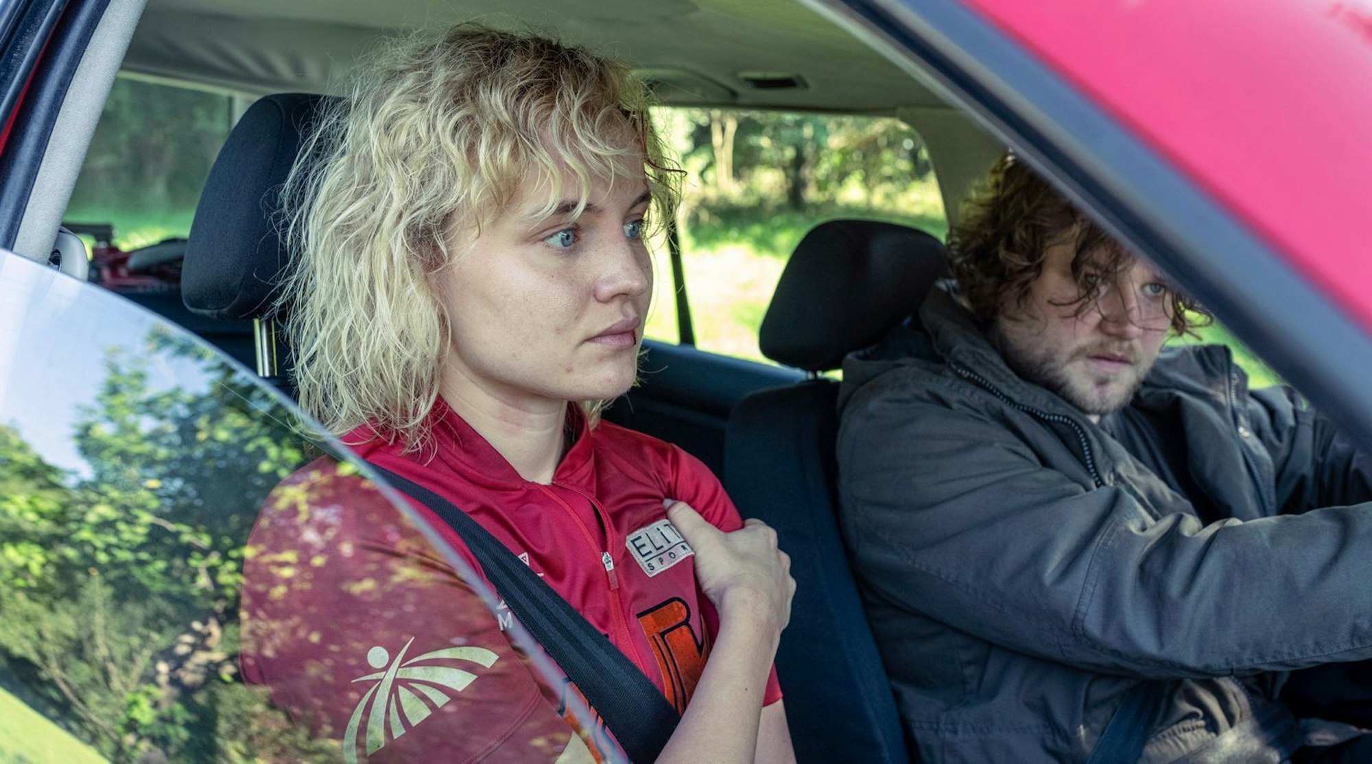 Nachdem er Nathalie (Luise von Finckh) angefahren und misshandelt hat, verschleppt Florian (Dominic Marcus Singer) sie in sein Haus. (Bild: ARD Degeto/ORF/Zeitsprung Pictures/Graf Film/Toni Muhr)