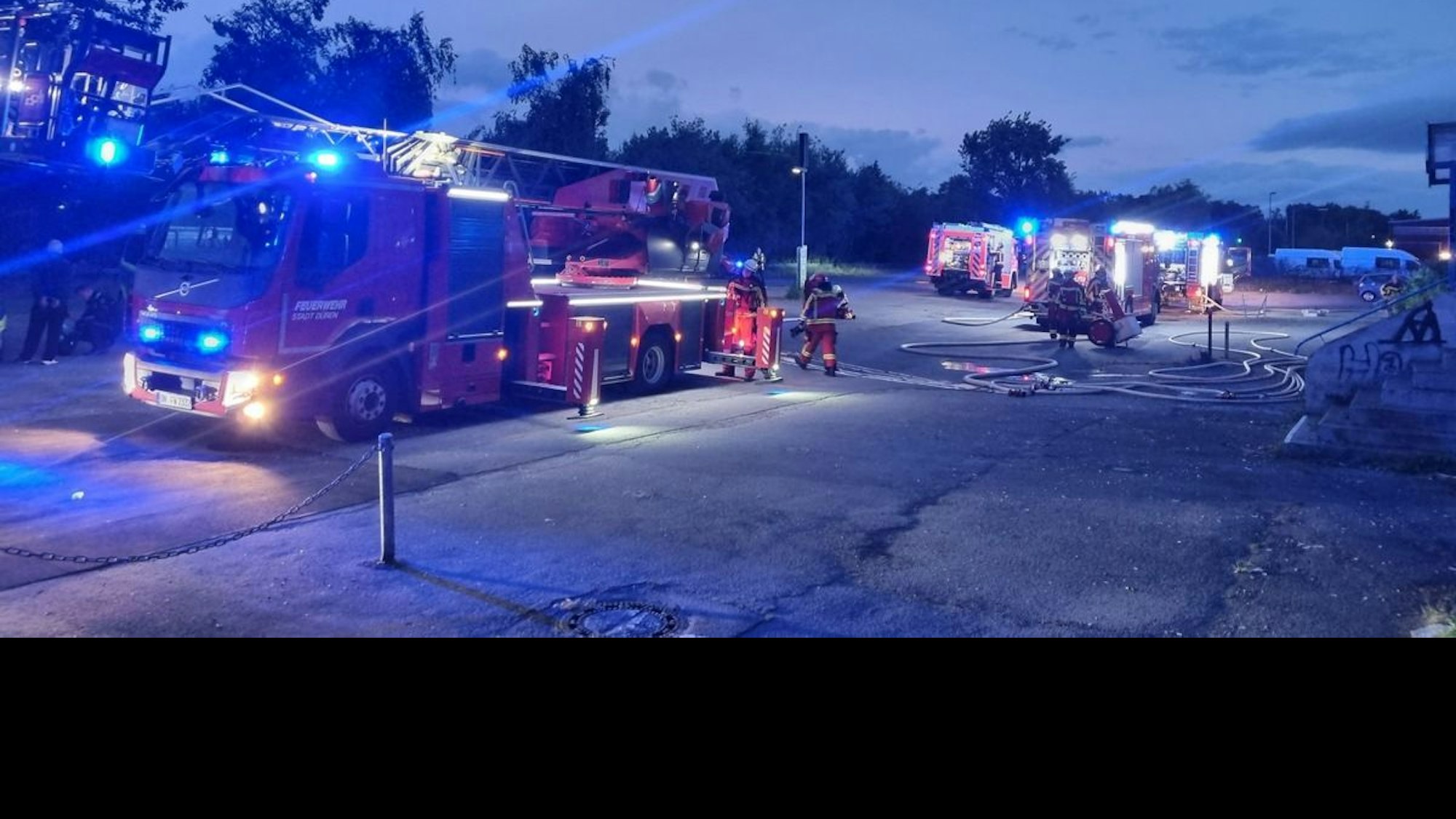 Feuerwehreinsatz bei einem Brand in einem leerstehenden Gebäude in Düren mit Rettung von sieben Personen.