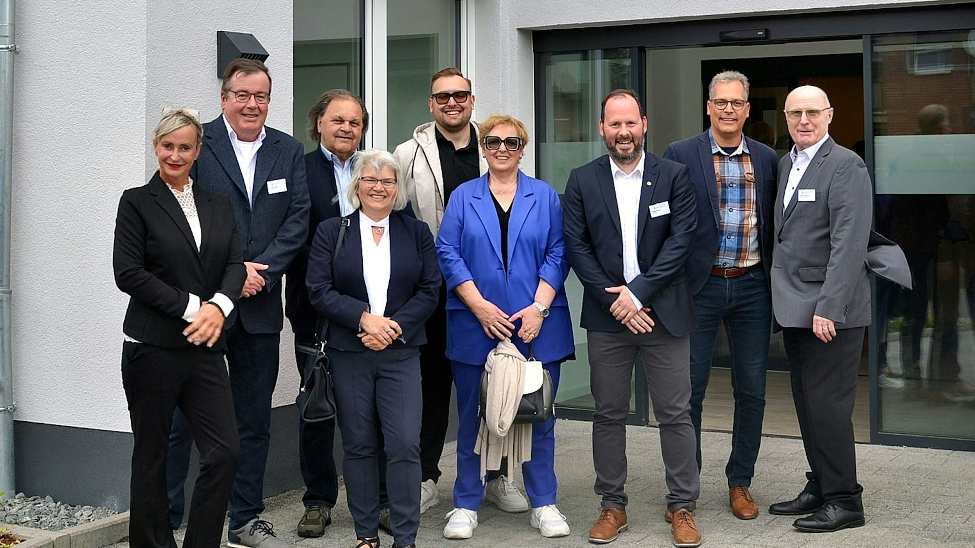 Eine Gruppe von Männern und Frauen stehen vor der neuen Wohnstätte in Zülpich.