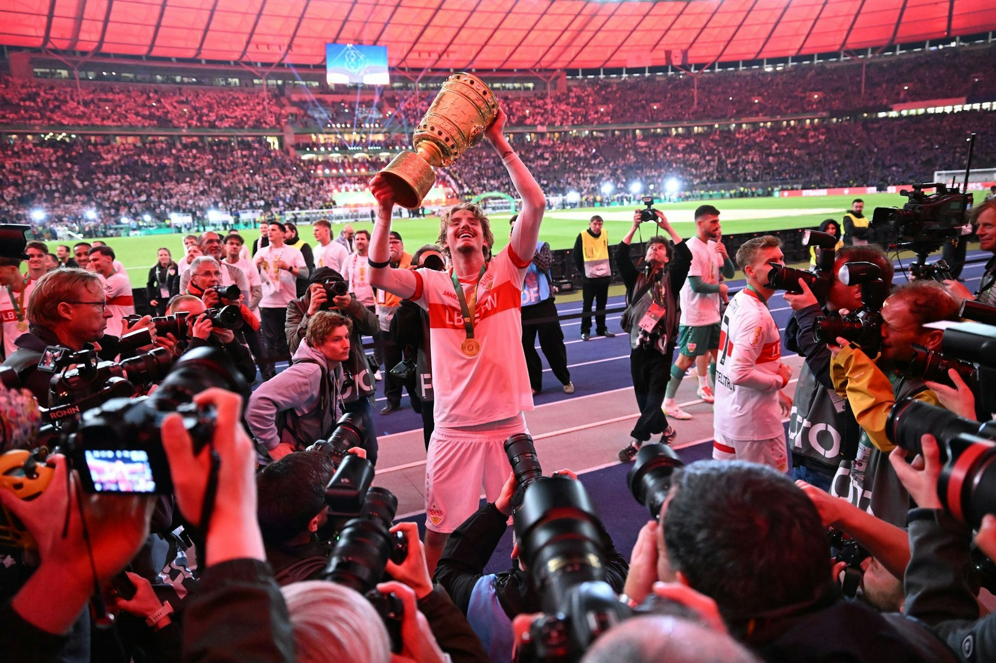 Nick Woltemade feierte als einer der Torschützen mit dem Pokal.