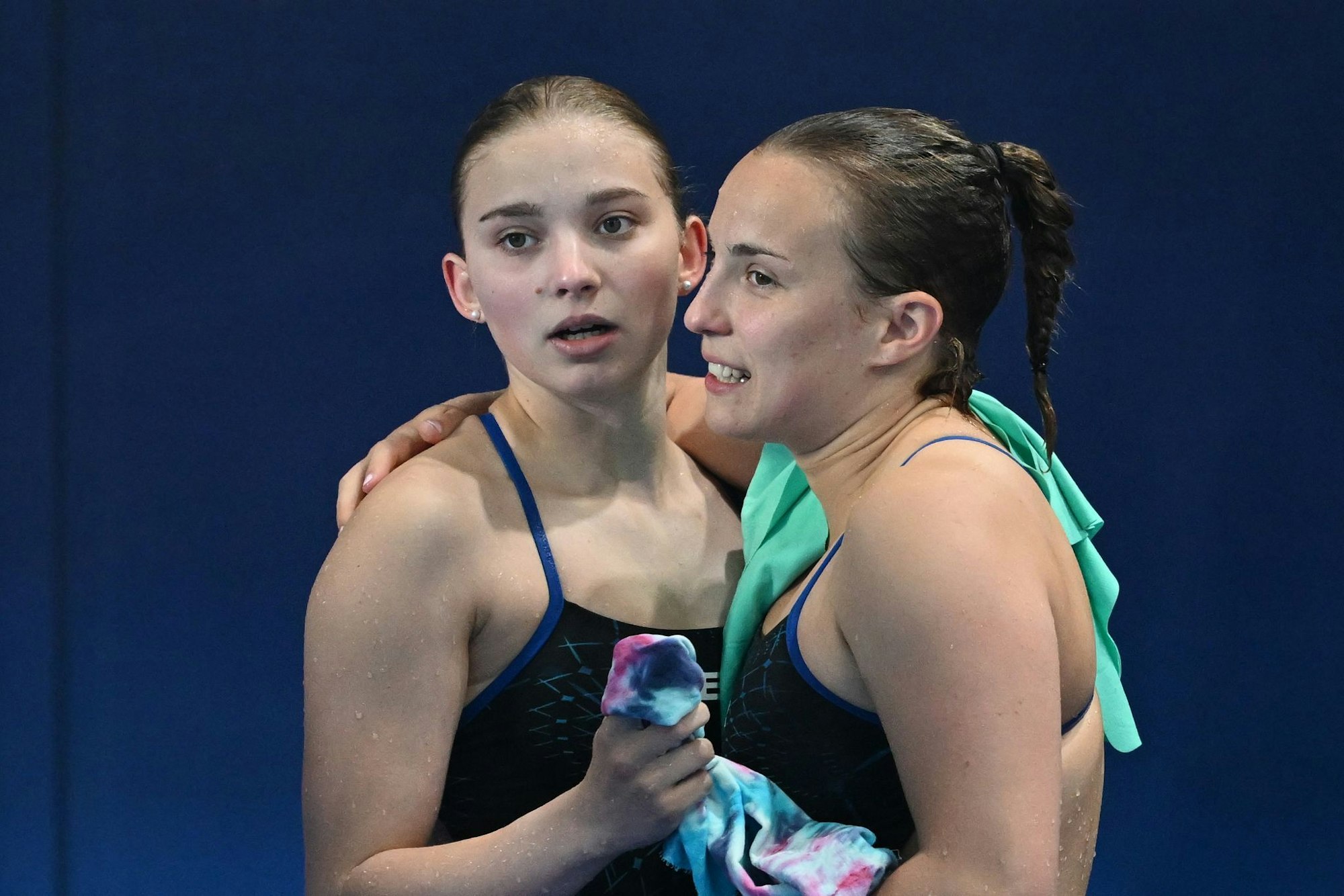 Jette Müller (l) und Lena Hentschel sicherten sich EM-Silber im Synchronspringen vom Drei-Meter-Brett.