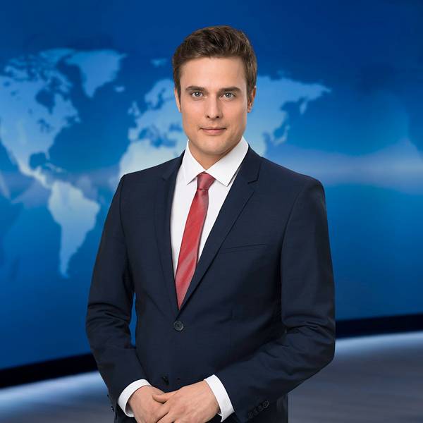 Moderator Constantin Schreiber im Studio der ARD-„Tagesschau“