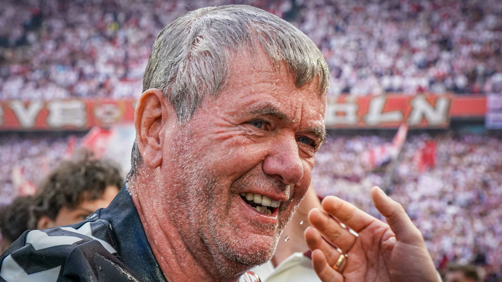 Nahbar und deswegen unter FC-Anhängern sehr beliebt: Friedhelm Funkel glaubt, auch sein potenzieller Nachfolger müsse eine gewisse Identifikation und Nähe zur Stadt bzw. zum Verein mitbringen, um erfolgreich zu sein.