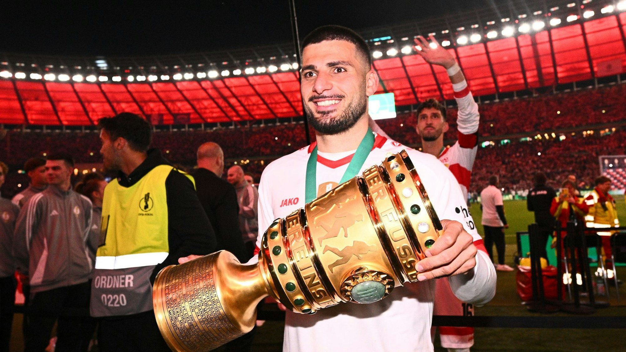 Deniz Undav schnappte sich den Pokal