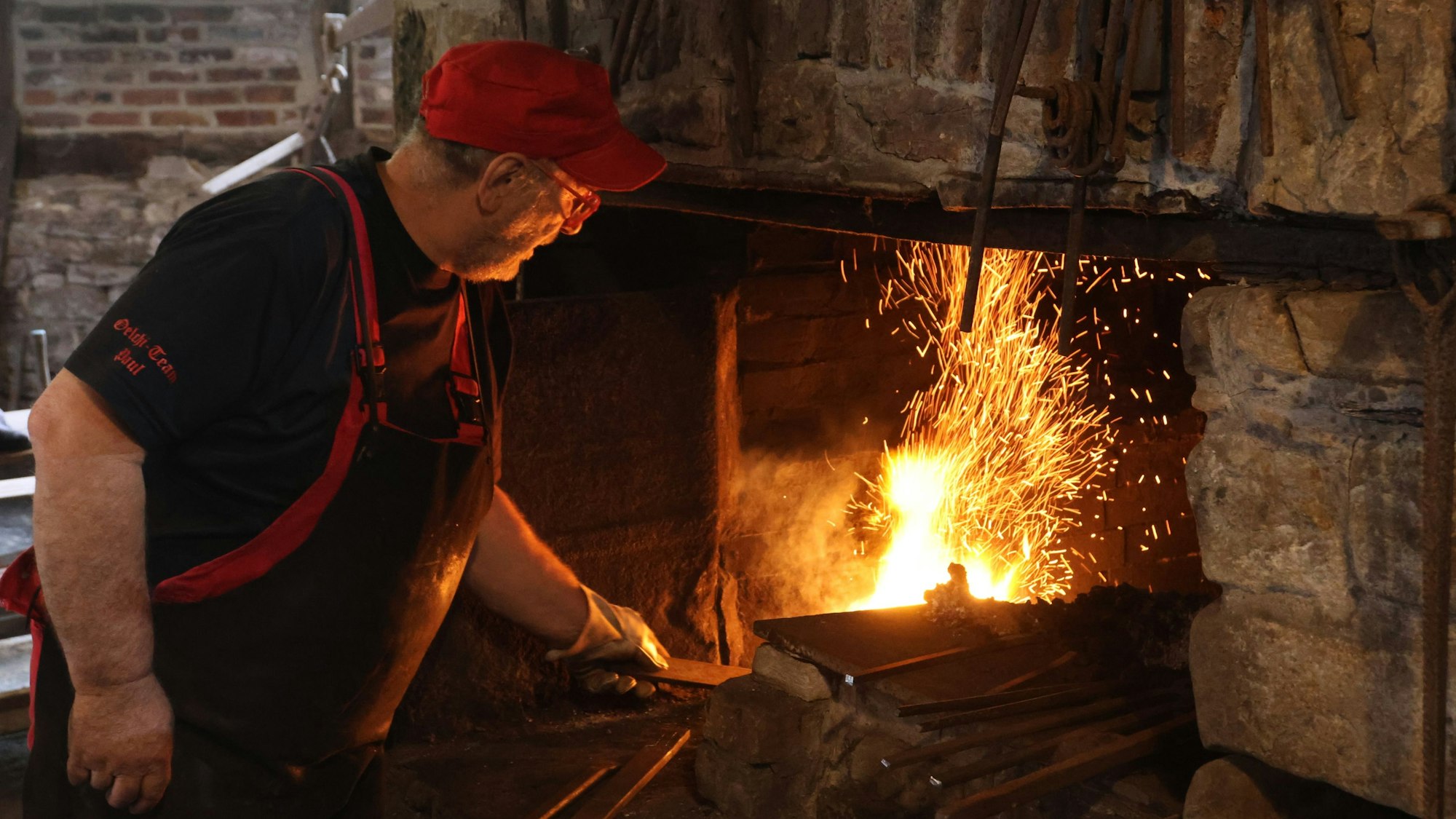 Museumsschmied Paul Siggi an der Schmiede-Esse.