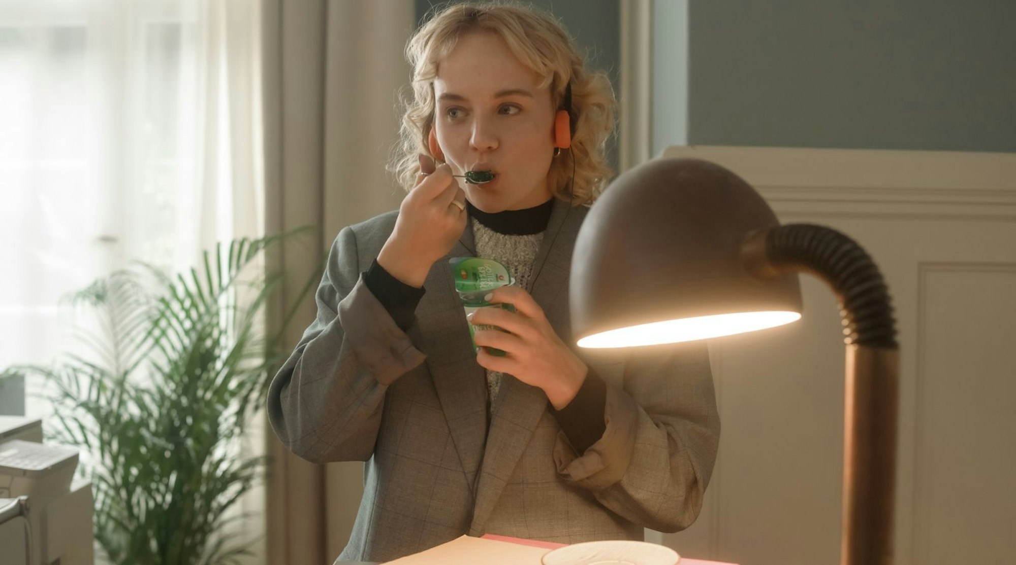 Zwischendurch ein bisschen Götterspeise für die Nerven: In „Kanzlei Liebling Kreuzberg“ finden sich viele charmante Erinnerungen an die Originalserie. (Bild: ARD Degeto/Odeon Fiction GmbH/Stefan Erhard)