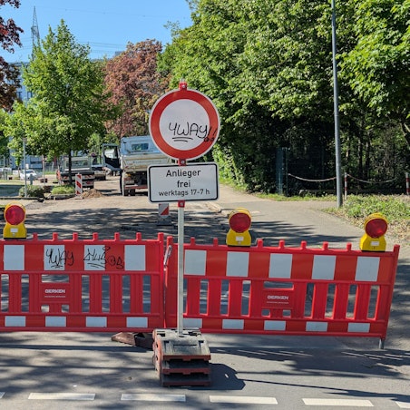 Das Foto zeigt eine Absperrbake vor der Baustelle.