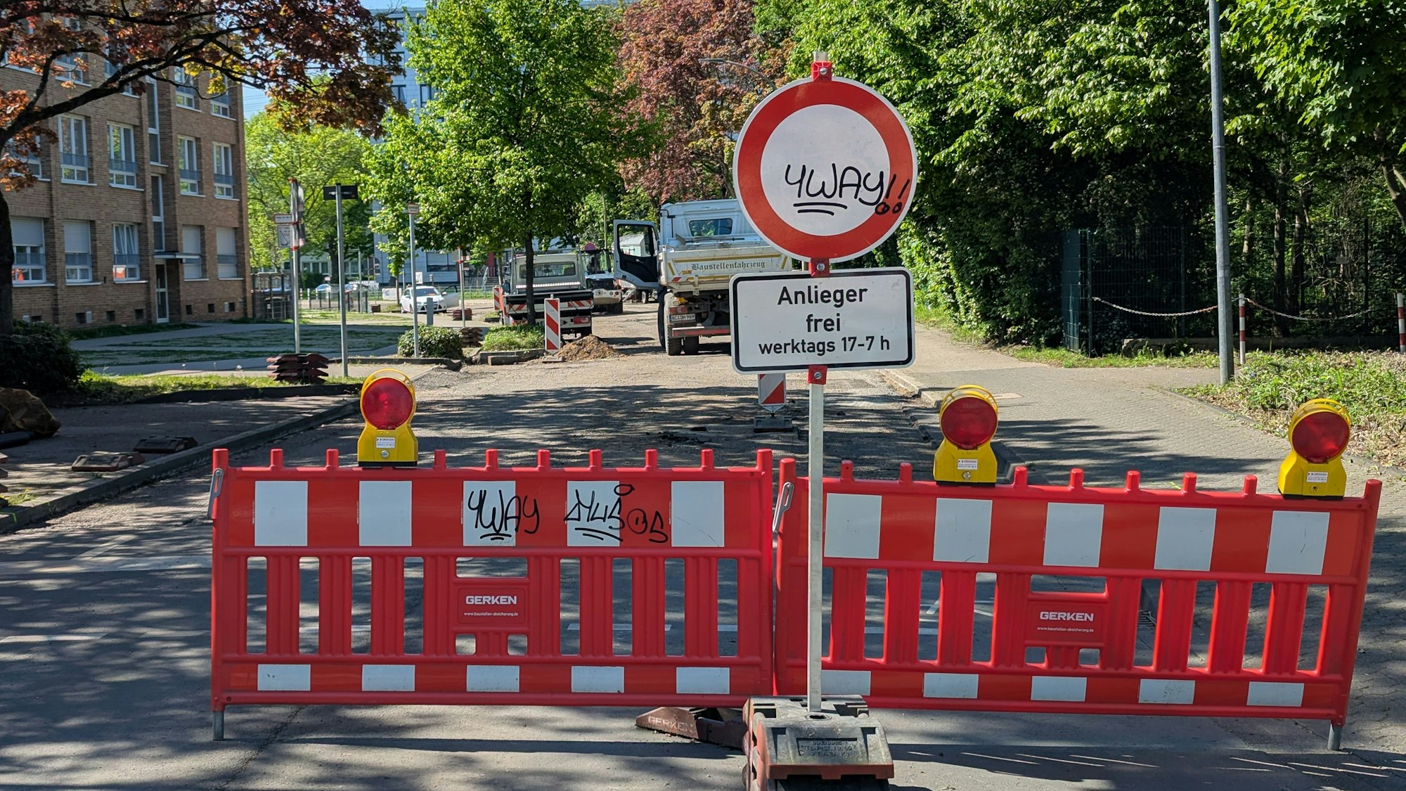 Das Foto zeigt eine Absperrbake vor der Baustelle.