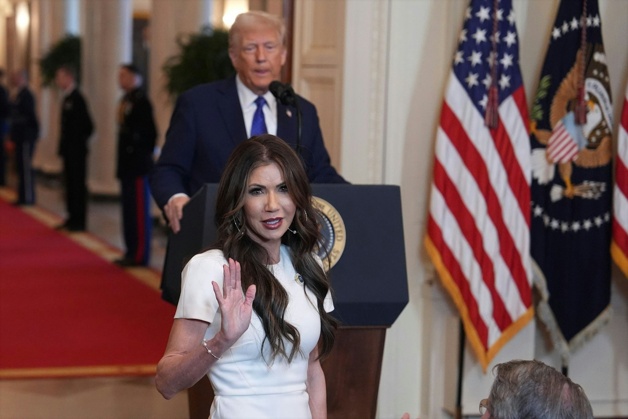 Heimatschutzministerin Noem ist ein typisches Beispiel für den Maga-Look. (Archivbild)