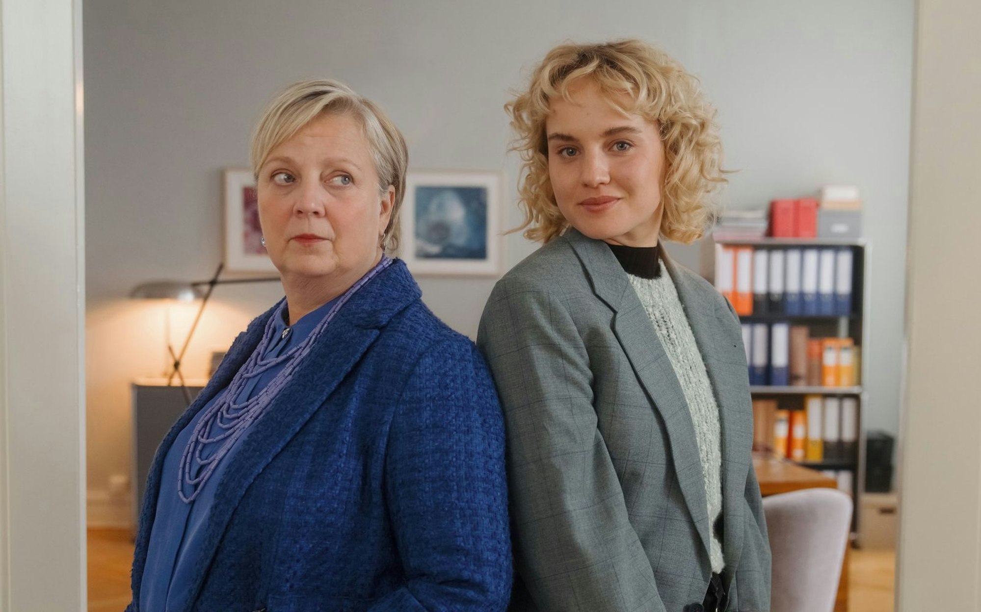 Moderne Interpretation eines legendären Straßenfegers: In „Kanzlei Liebling Kreuzberg“ stehen die beiden Juristinnen Dr. Talia Jahnka (Gabriela Maria Schmeide, links) und Lisa Liebling (Luise von Finckh) im Mittelpunkt. Der ARD-Film war ein Erfolg. „Wenn das zum Dauerbrenner wird: Ich wäre da auf jeden Fall dabei“, sagt Luise von Finckh. (Bild: ARD Degeto/Odeon Fiction GmbH/Stefan Erhard)