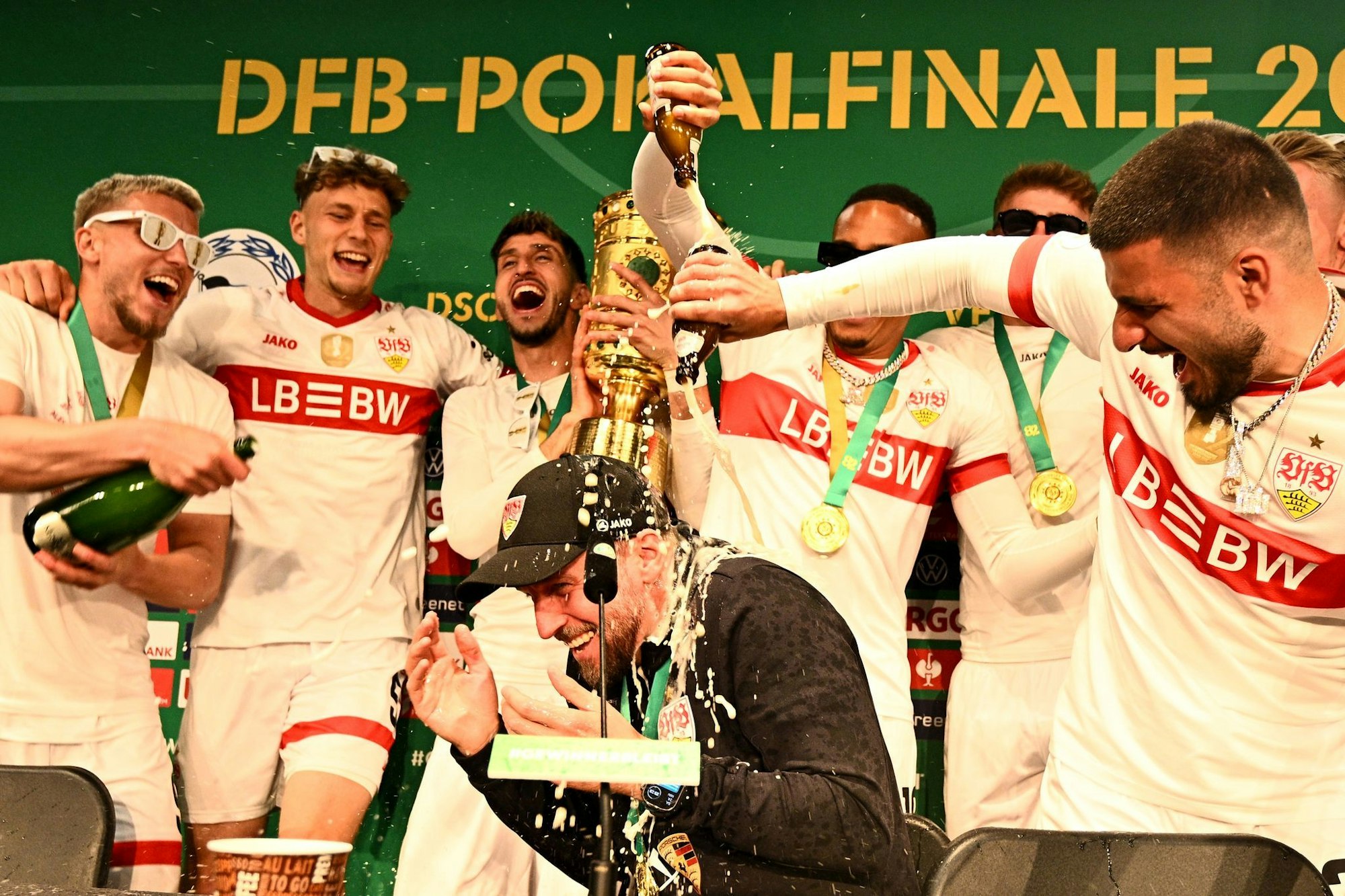 Die Pokalsieger überraschten ihren Trainer mit einer Sektdusche.