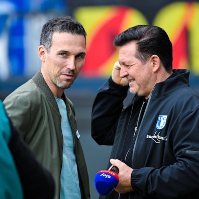 Christian Eichner und Christian Titz im Gespräch vor dem Spiel zwischen Karlsruhe und Magdeburg