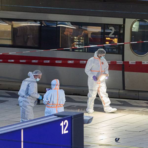 23.05.2025, Hamburg: Spurensicherung im Einsatz nahe des Tatorts. Bei einem Messerangriff im Hamburger Hauptbahnhof sind mehrere Menschen schwer verletzt worden.
