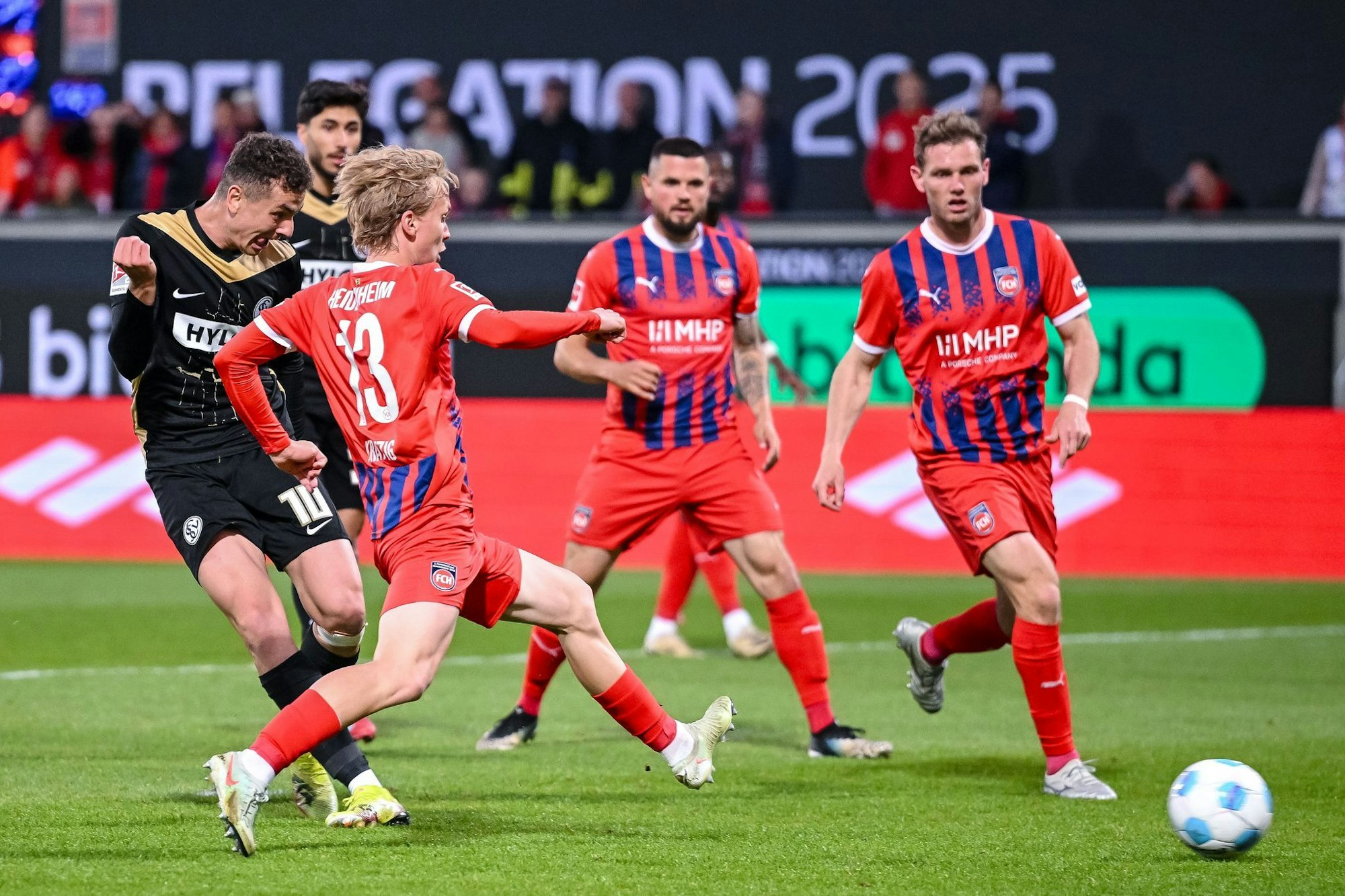 Torjäger Fisnik Asllani will Elversberg gegen Heidenheim in die erste Liga schießen