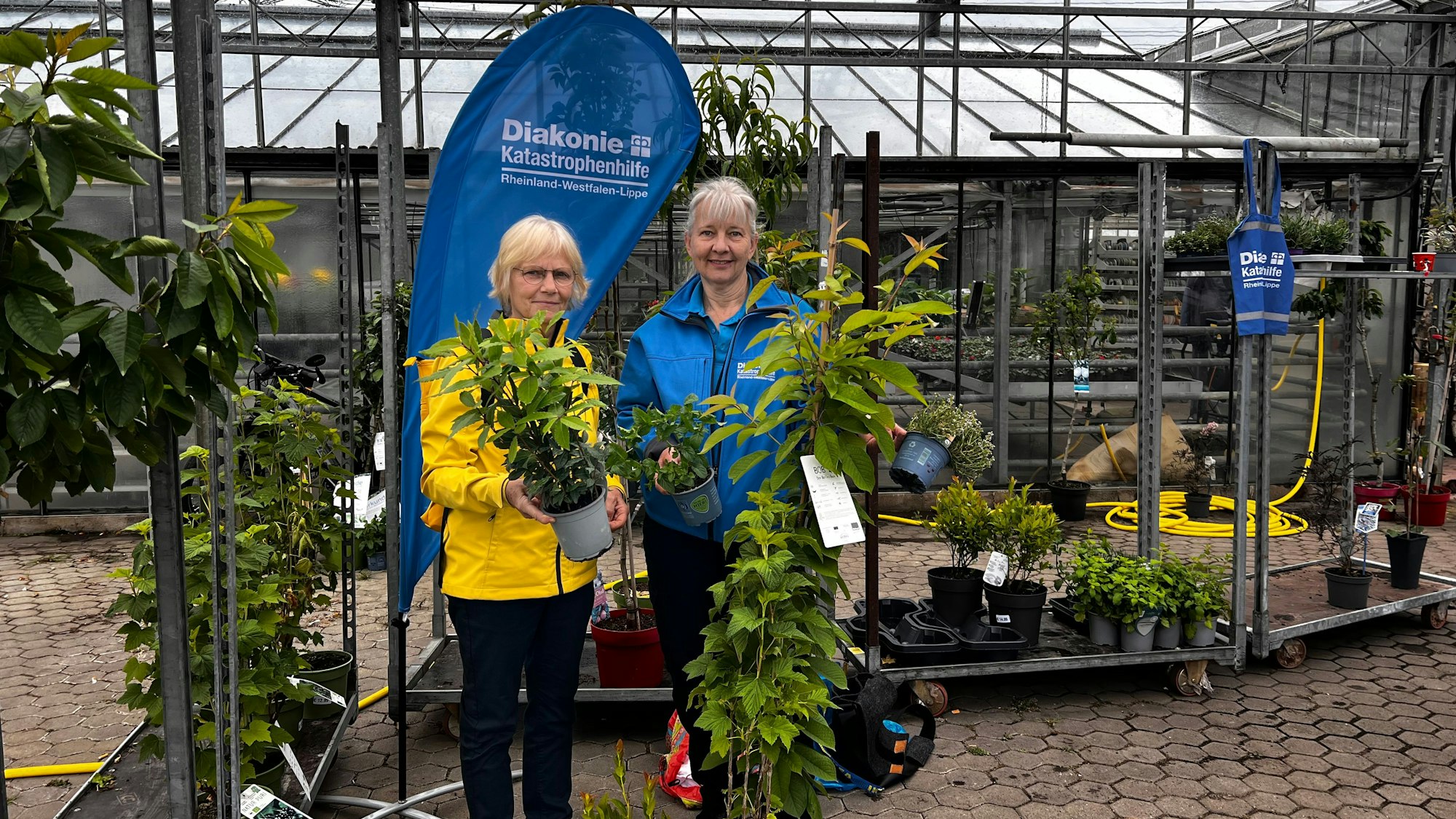 Gisela Schindler (r.) von der Diakonie verteilt die bestellten Pflanzen an eine Leichlingerin.
